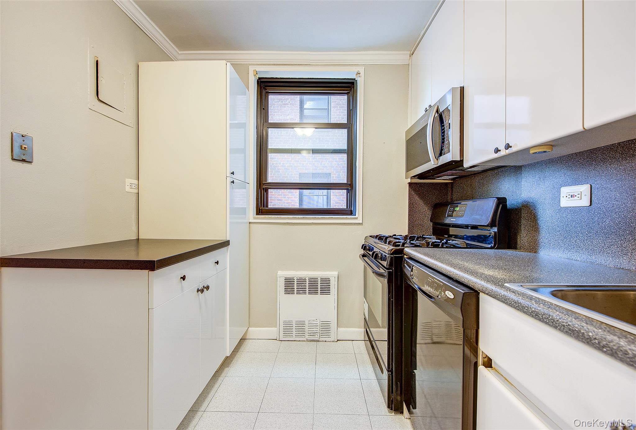 139-15 83rd Ave # 310, Briarwood, NY 11435