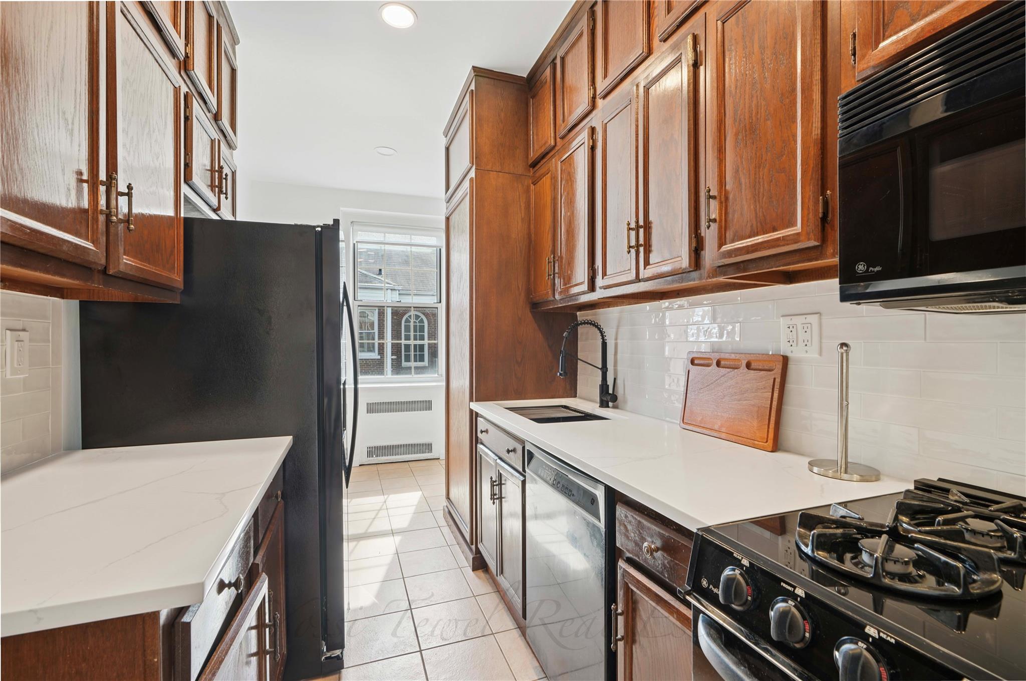 1 Meadow # 3FL-H, Woodmere, NY 11598