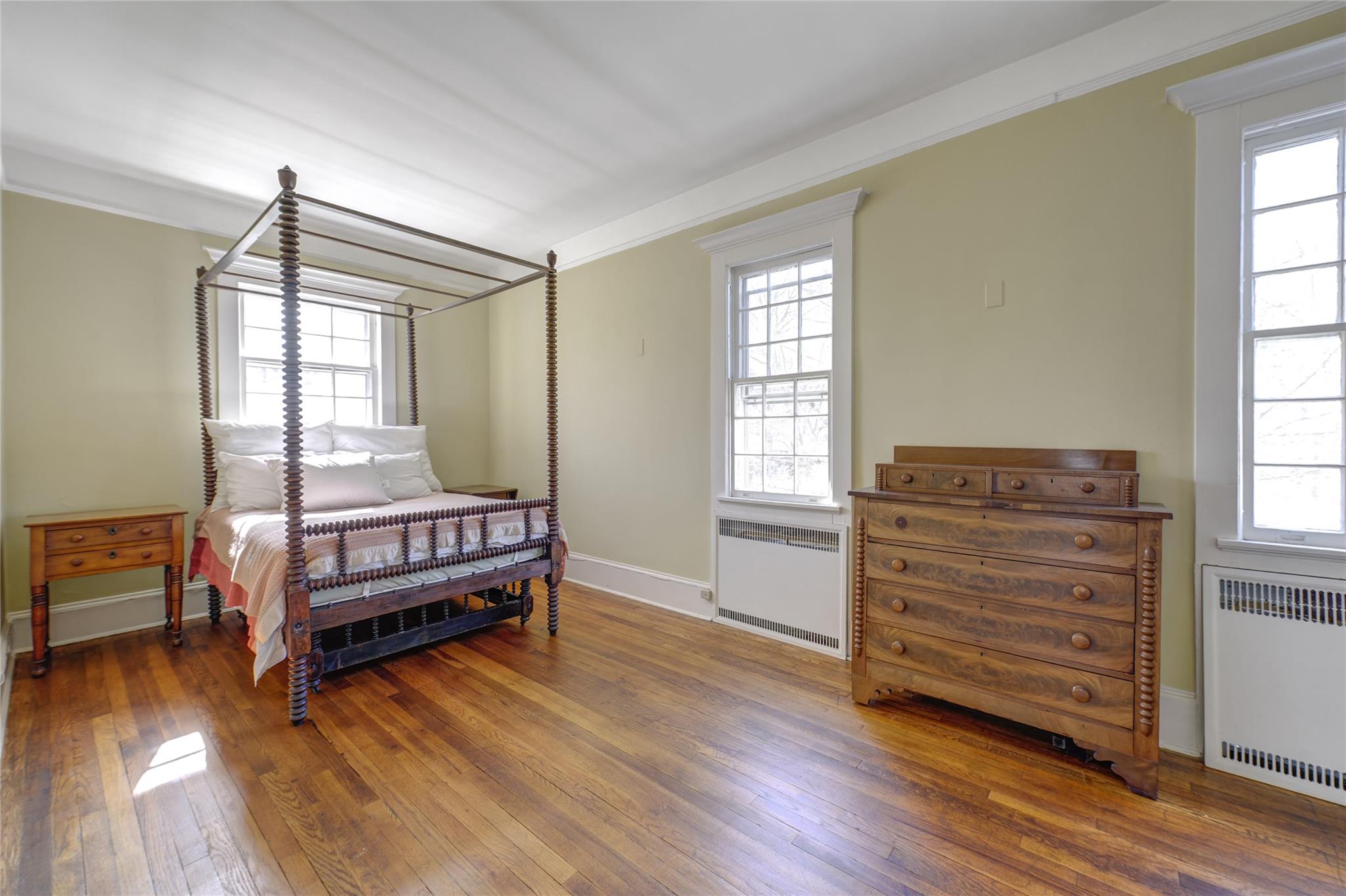 44 North Drive, Manhasset, NY 11030