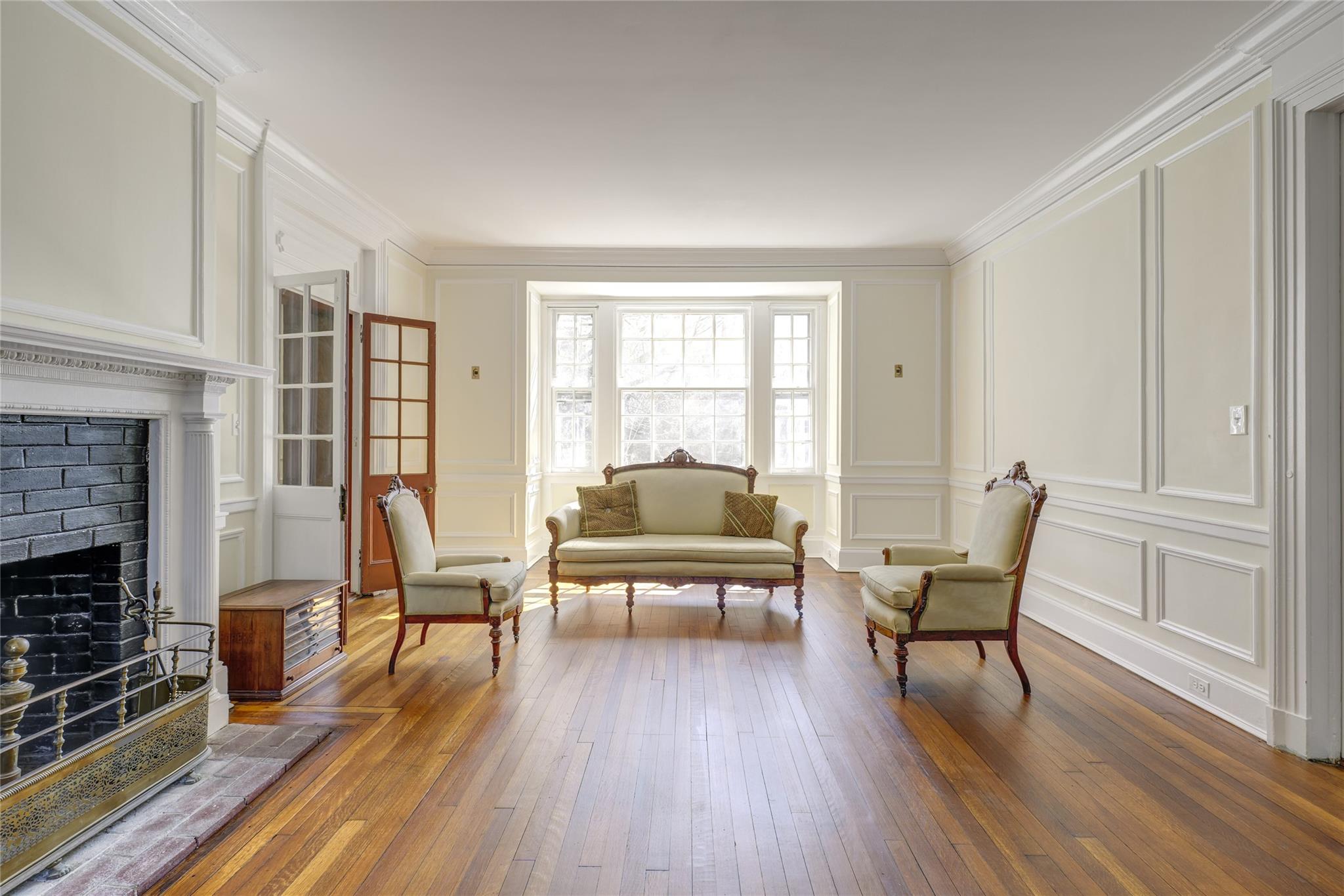 44 North Drive, Manhasset, NY 11030