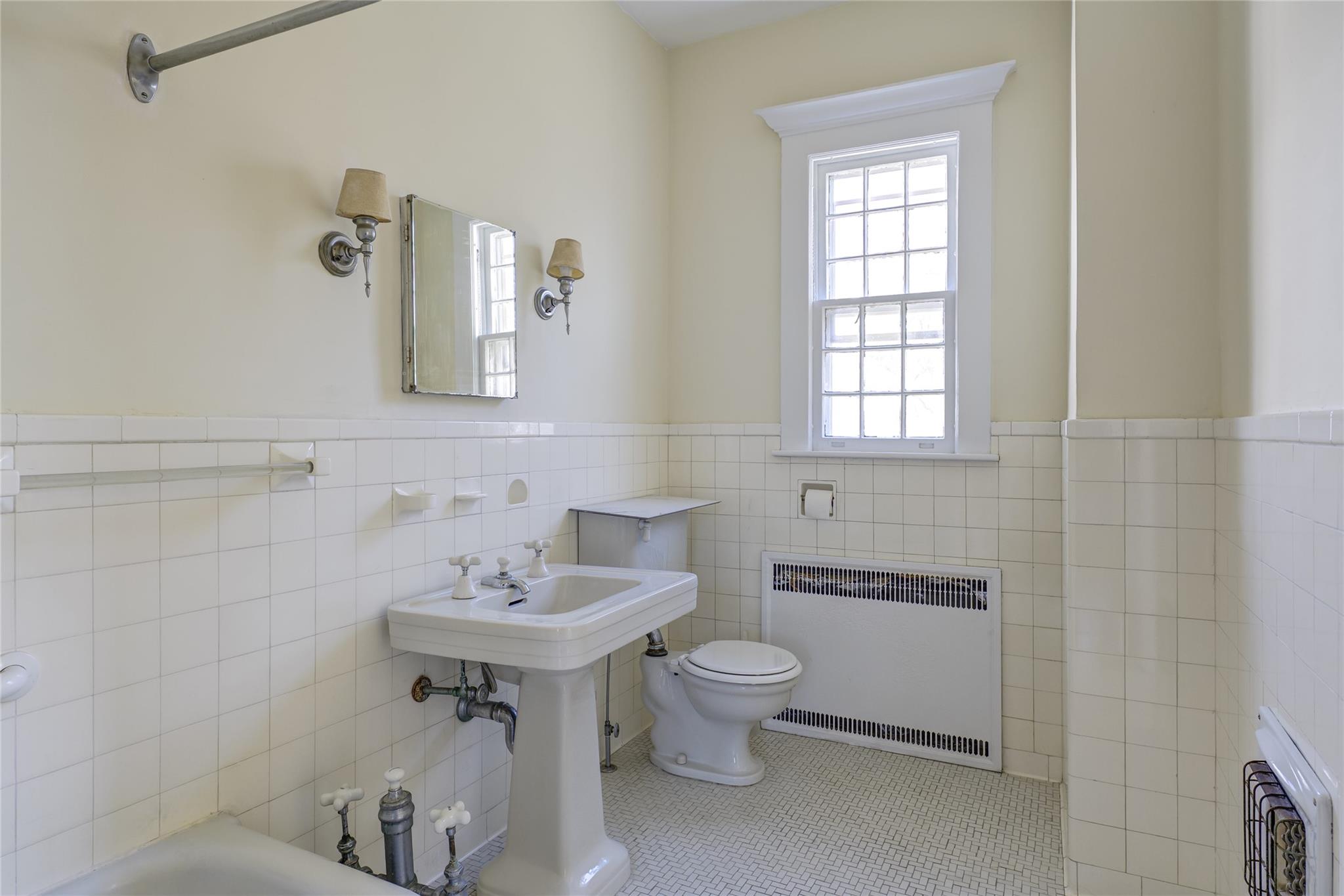 44 North Drive, Manhasset, NY 11030