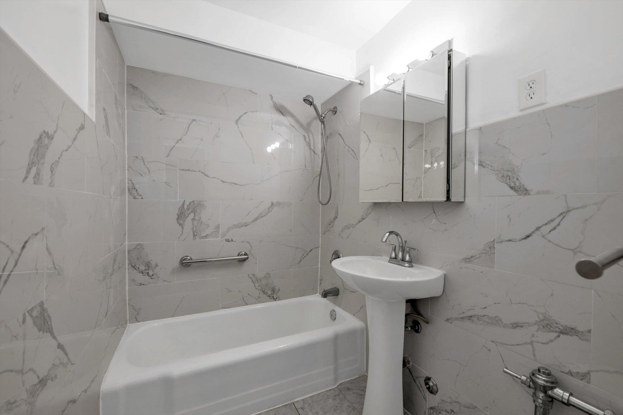 142-20 84th Drive # 1K, Briarwood, NY 11435