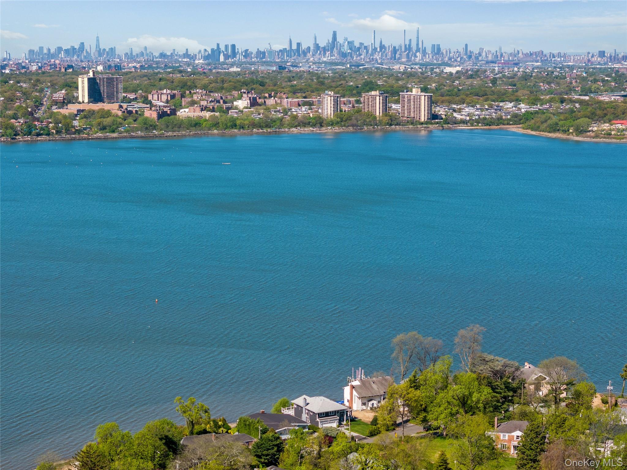 14 Shorecliff Place, Great Neck, NY 11023