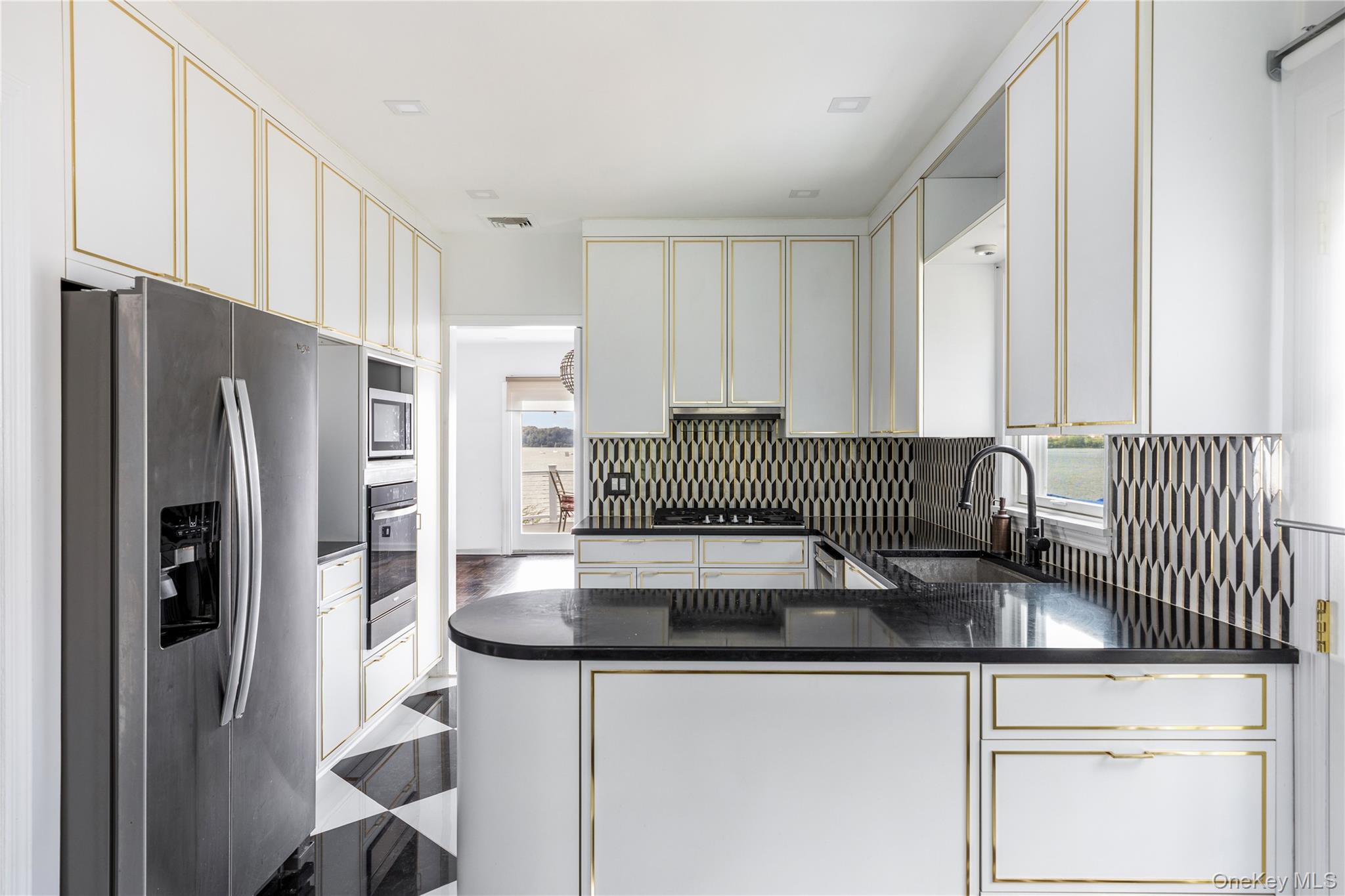 14 Shorecliff Place, Great Neck, NY 11023