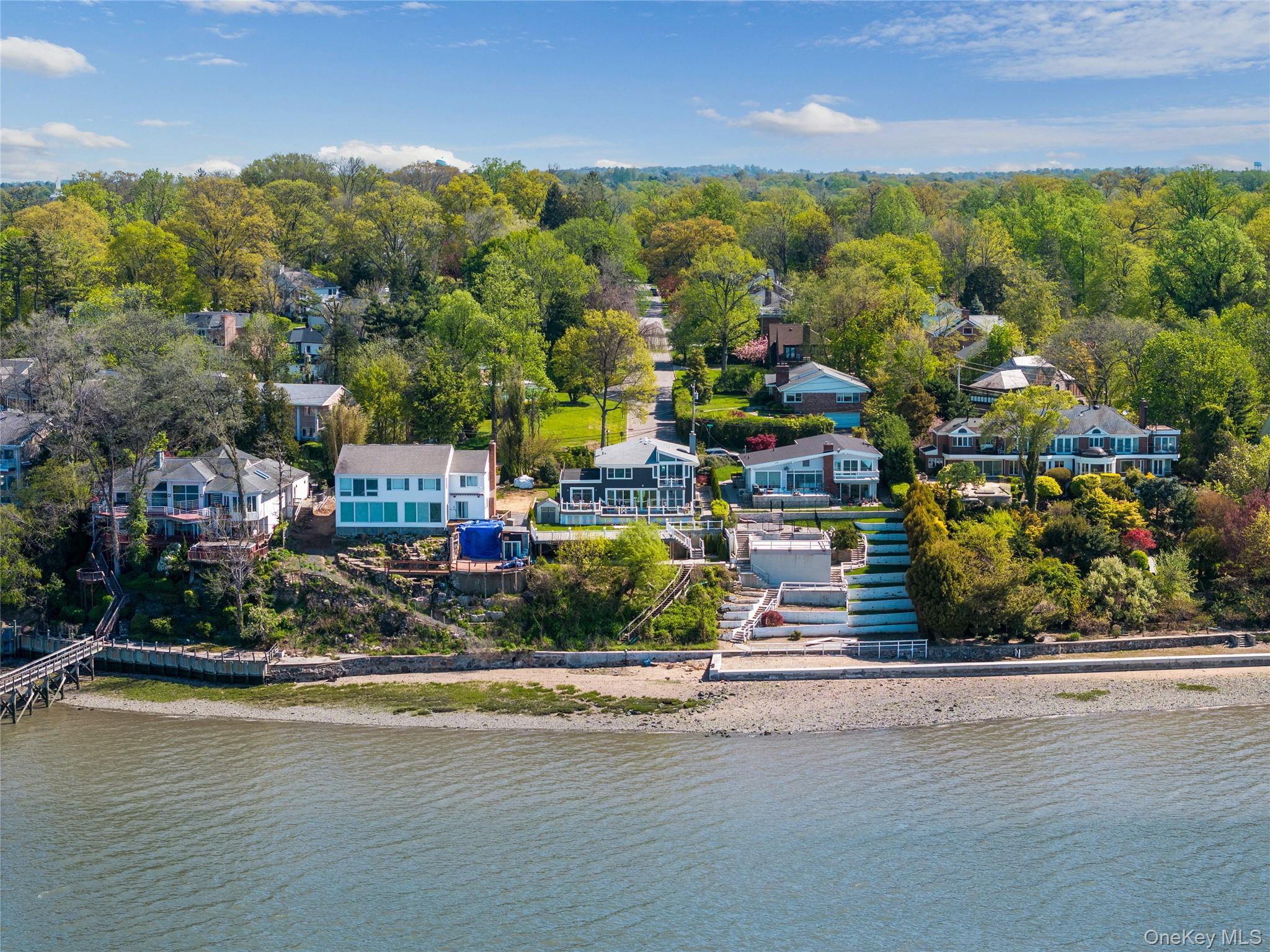 14 Shorecliff Place, Great Neck, NY 11023