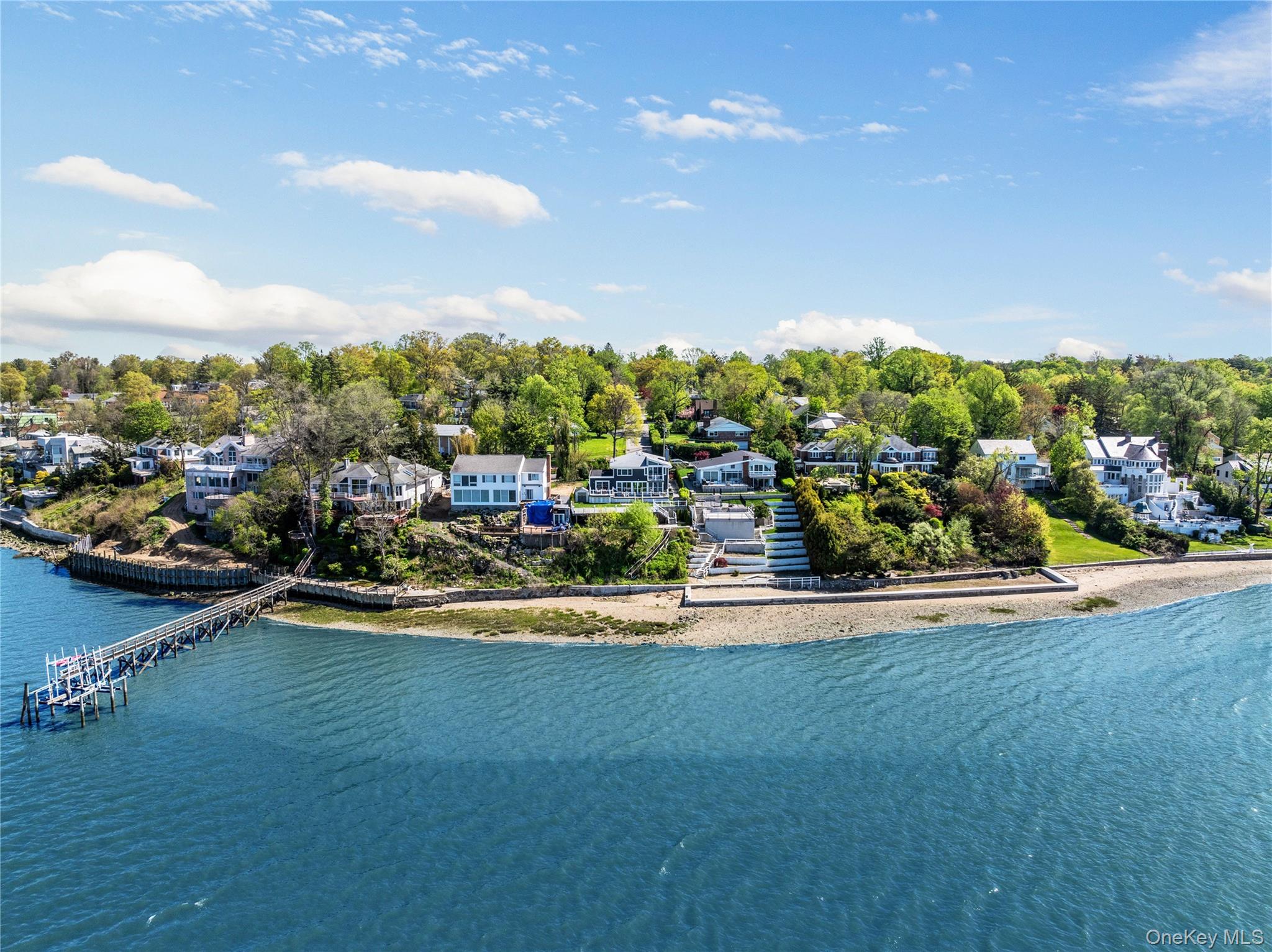 14 Shorecliff Place, Great Neck, NY 11023