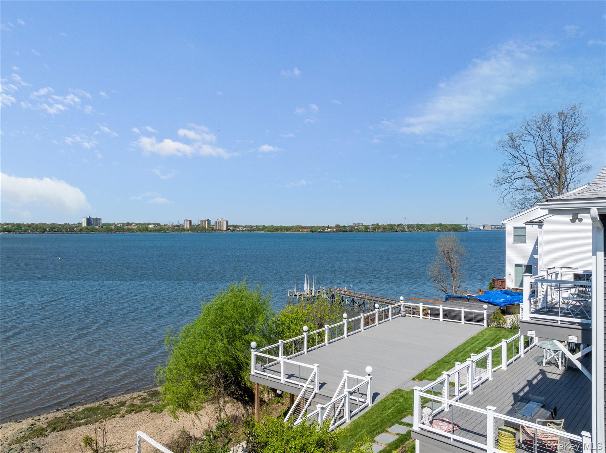 14 Shorecliff Place, Great Neck, NY 11023