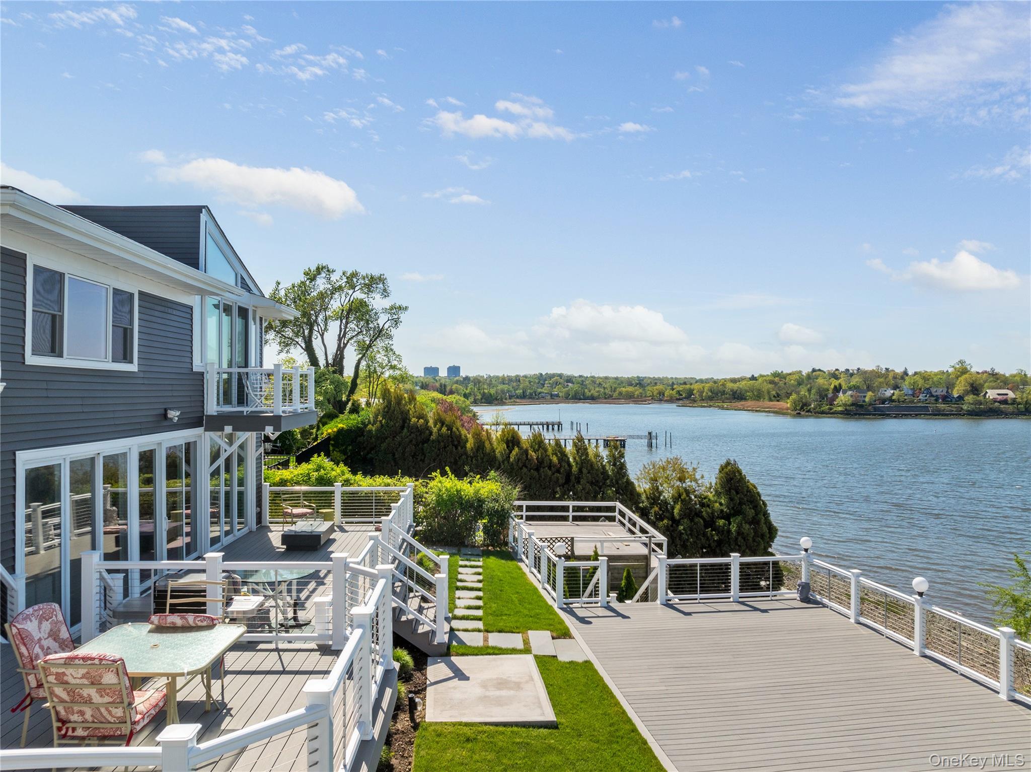 14 Shorecliff Place, Great Neck, NY 11023