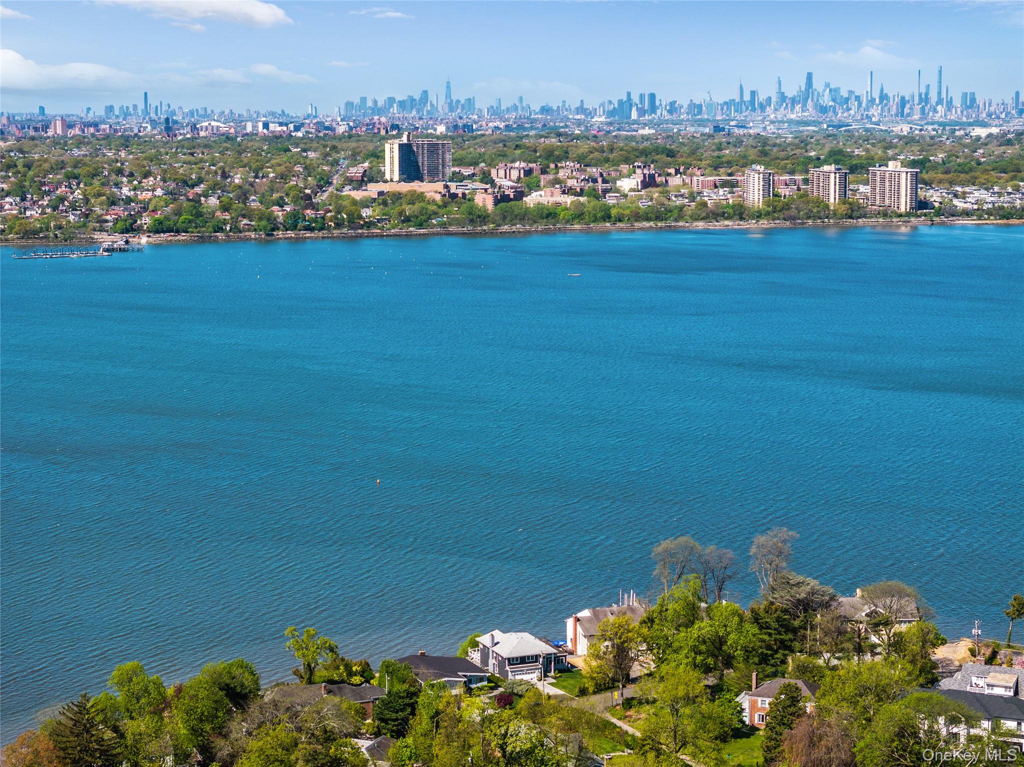 14 Shorecliff Place, Great Neck, NY 11023