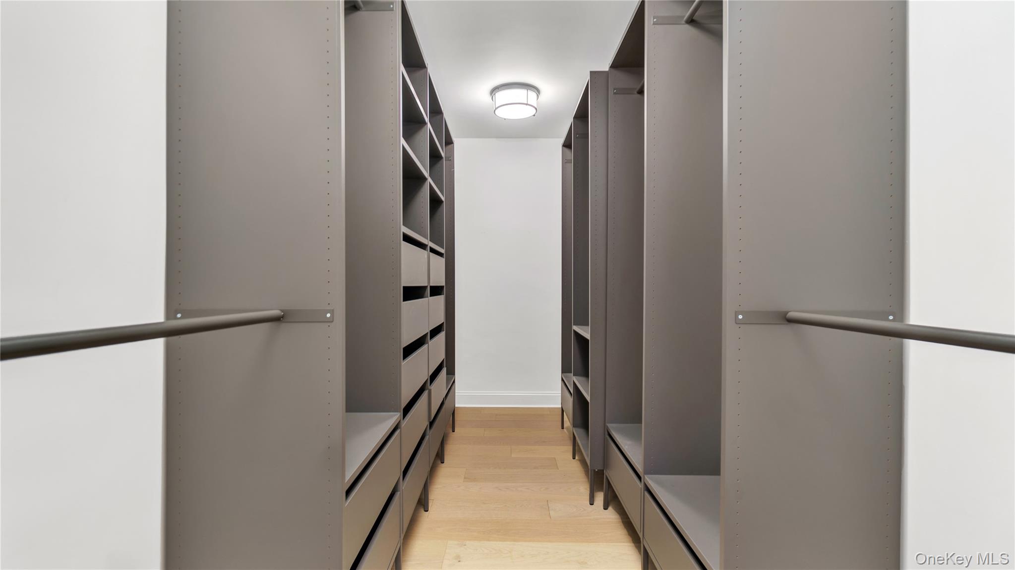 22 Park Place # 2F, Great Neck, NY 11021