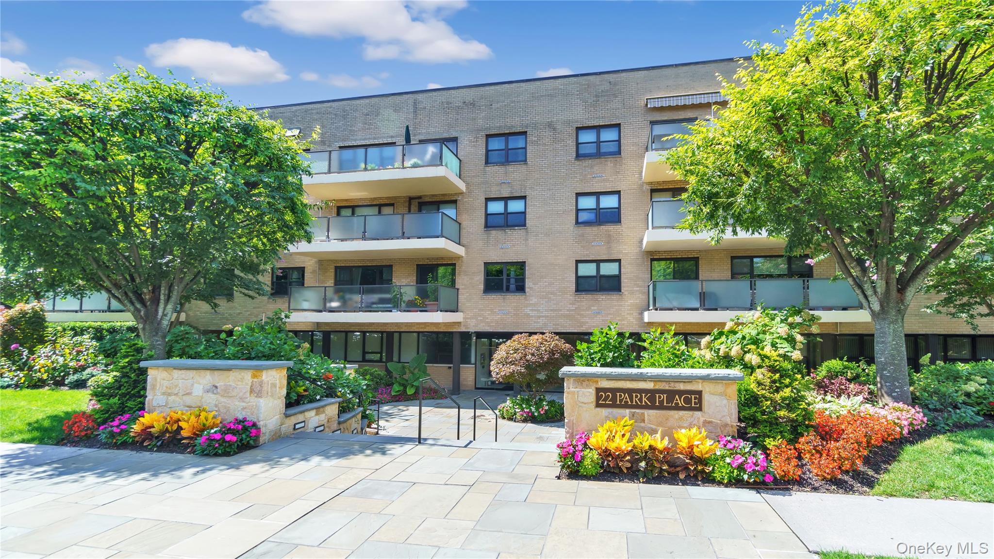 22 Park Place # 2F, Great Neck, NY 11021