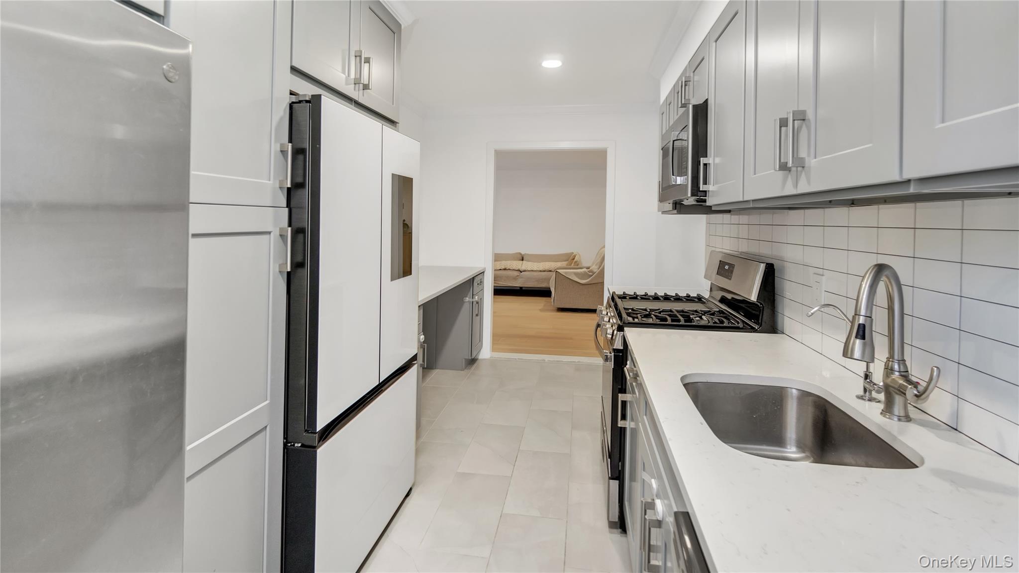 22 Park Place # 2F, Great Neck, NY 11021