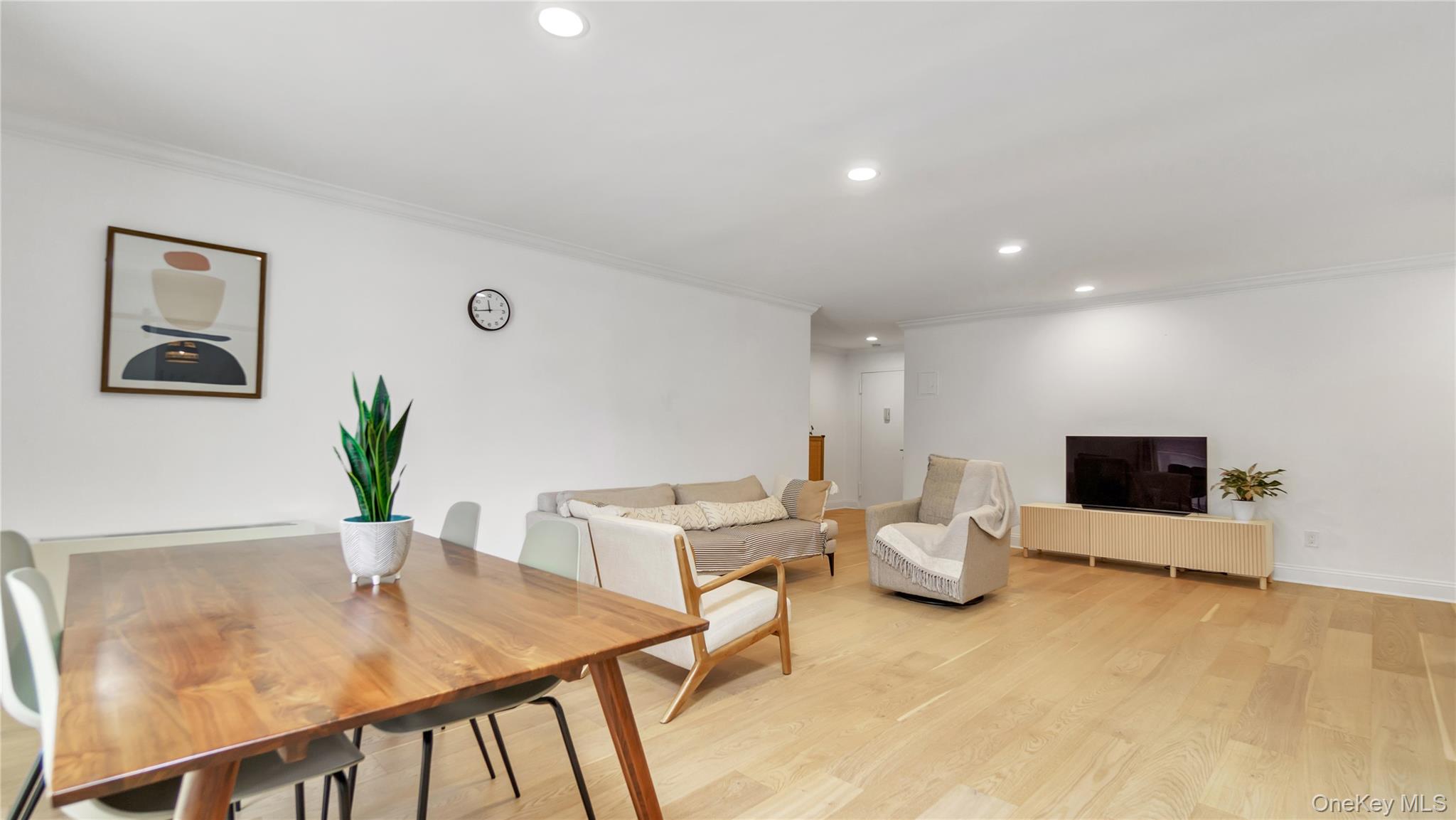 22 Park Place # 2F, Great Neck, NY 11021