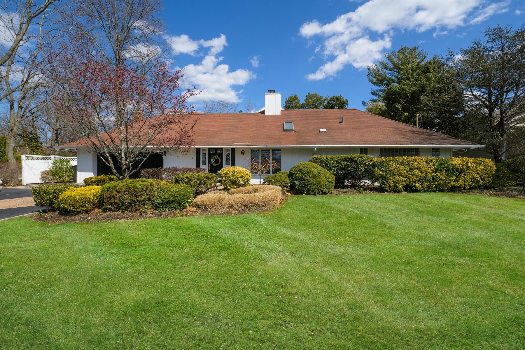 94 Schoolhouse Lane, Roslyn Heights, NY 11577