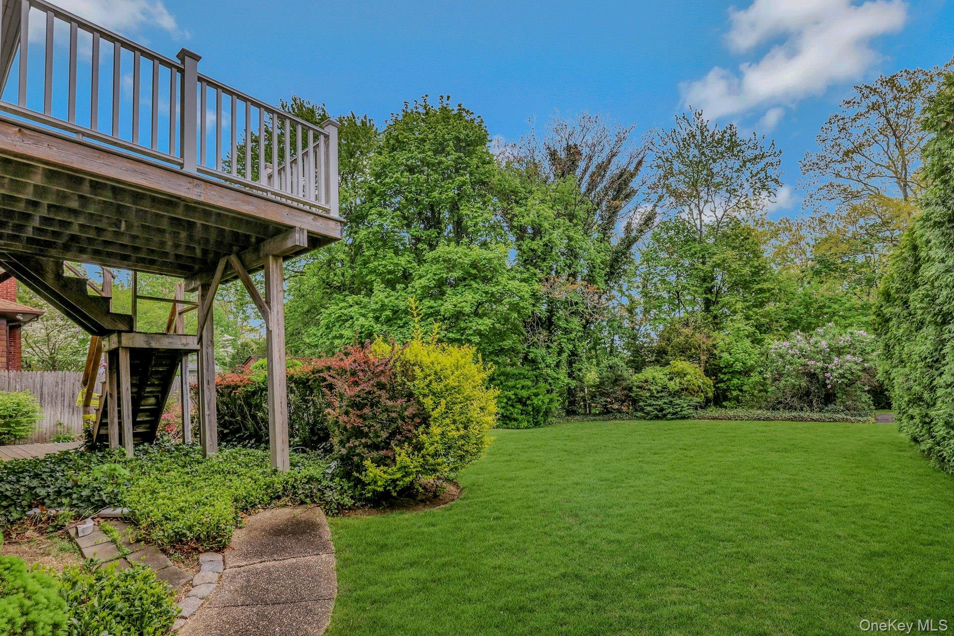 43 Floyd Place, East Norwich, NY 11732