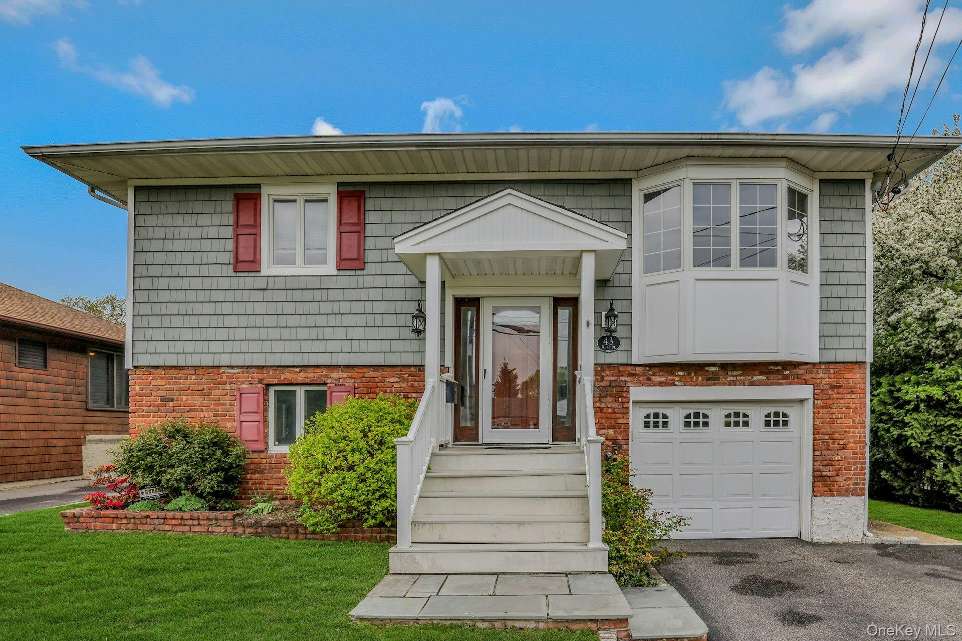 43 Floyd Place, East Norwich, NY 11732