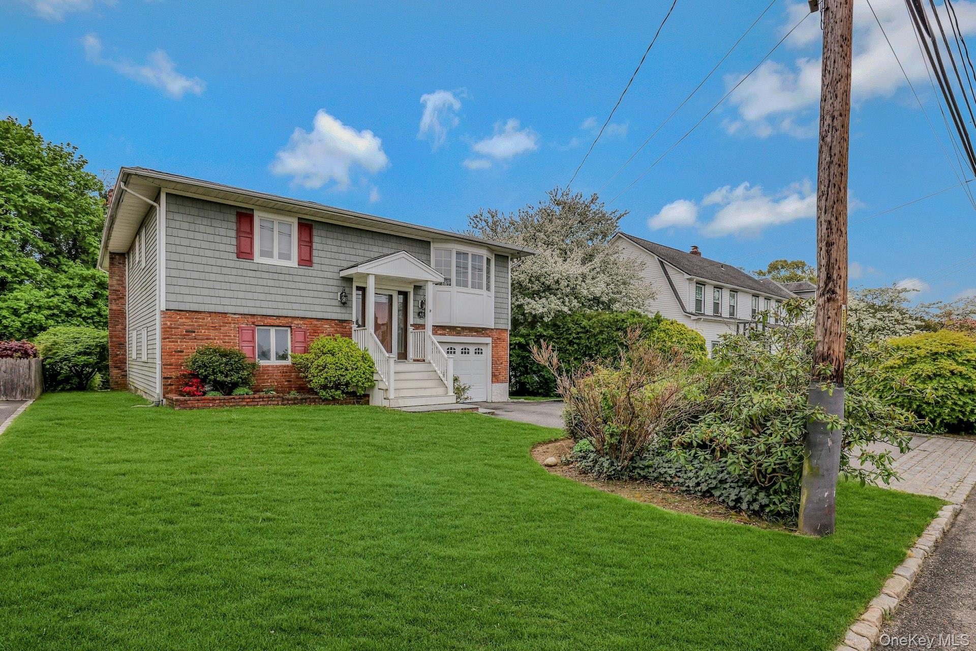 43 Floyd Place, East Norwich, NY 11732