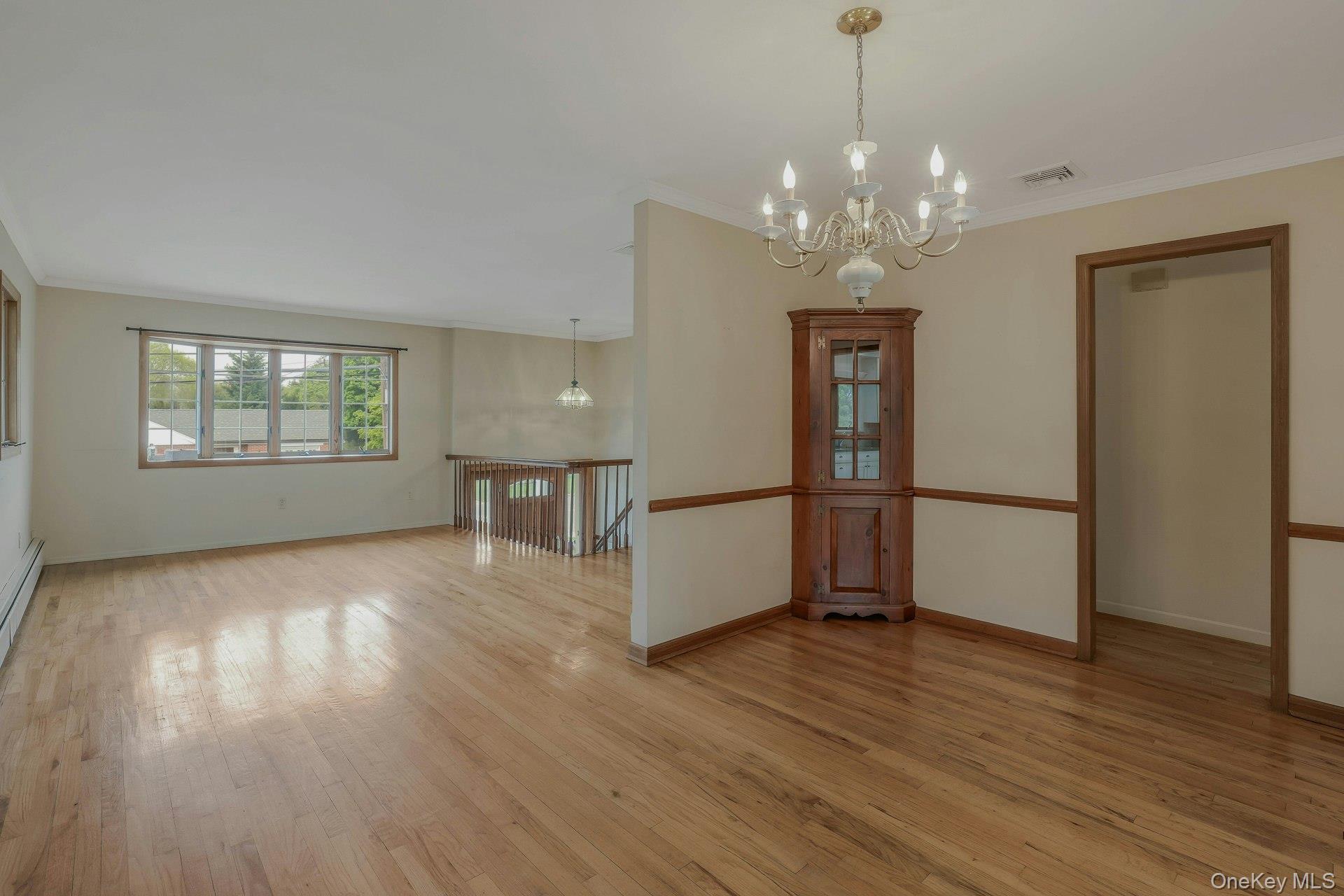 43 Floyd Place, East Norwich, NY 11732