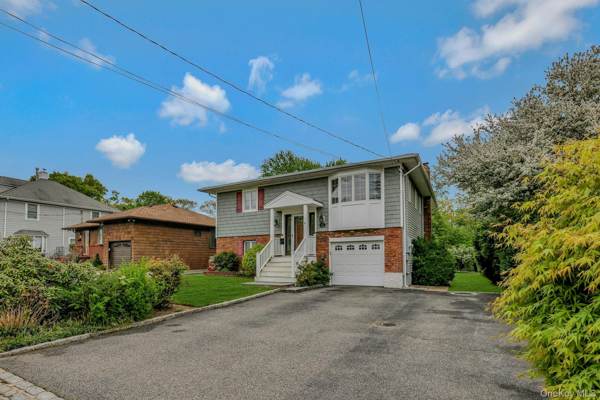 43 Floyd Place, East Norwich, NY 11732