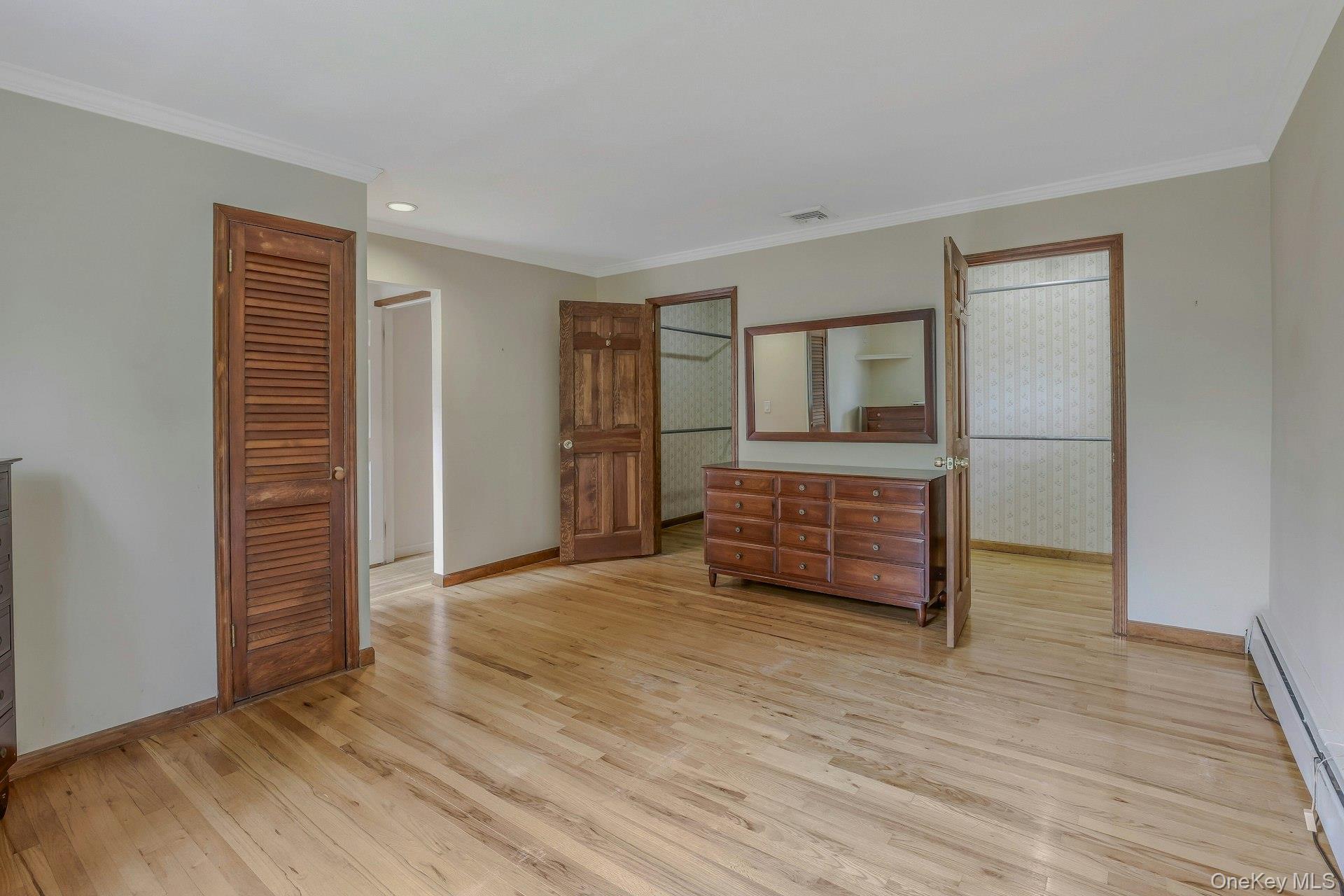 43 Floyd Place, East Norwich, NY 11732