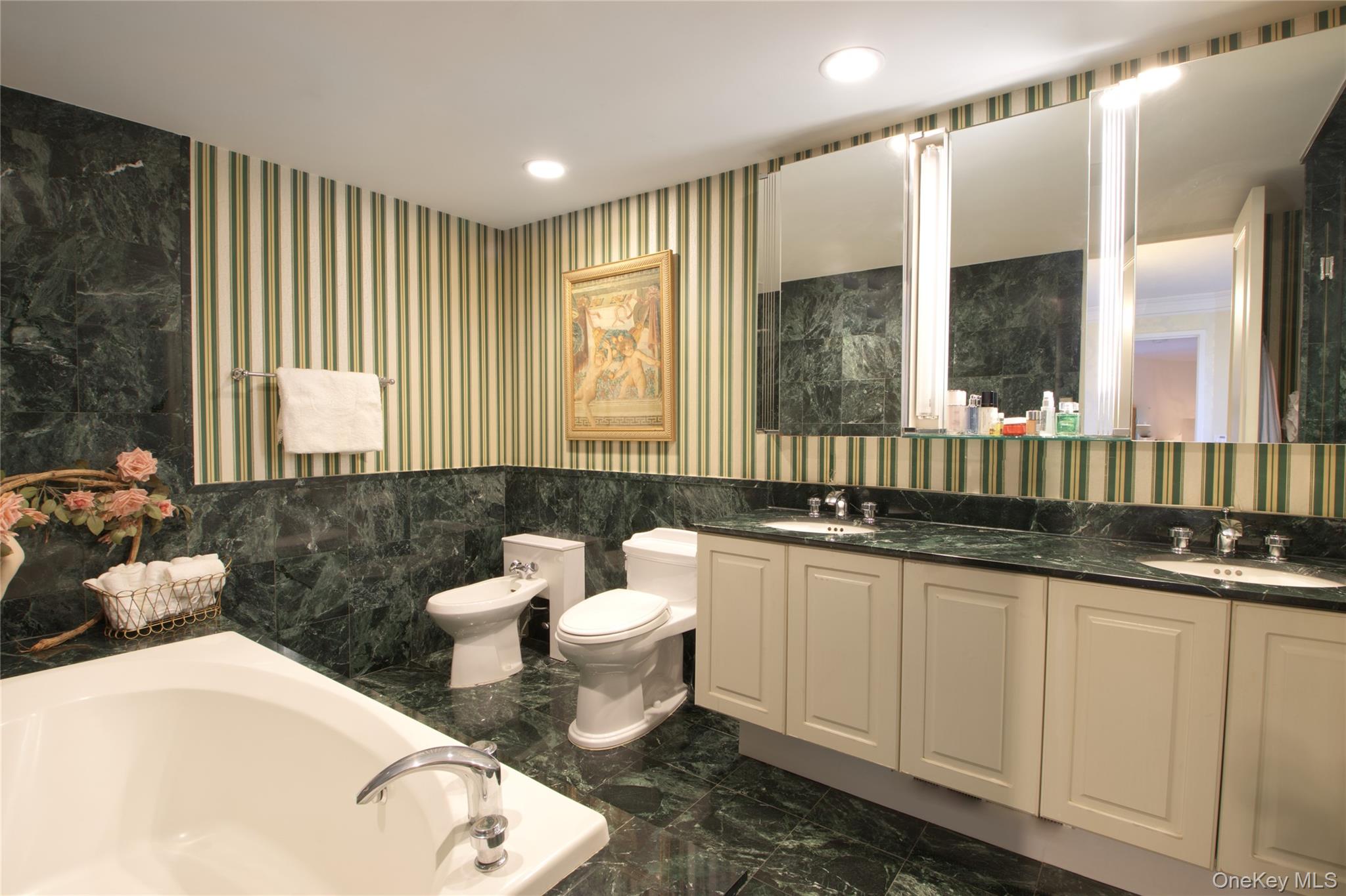 111 Cherry Valley Avenue # PH 6, Garden City, NY 11530