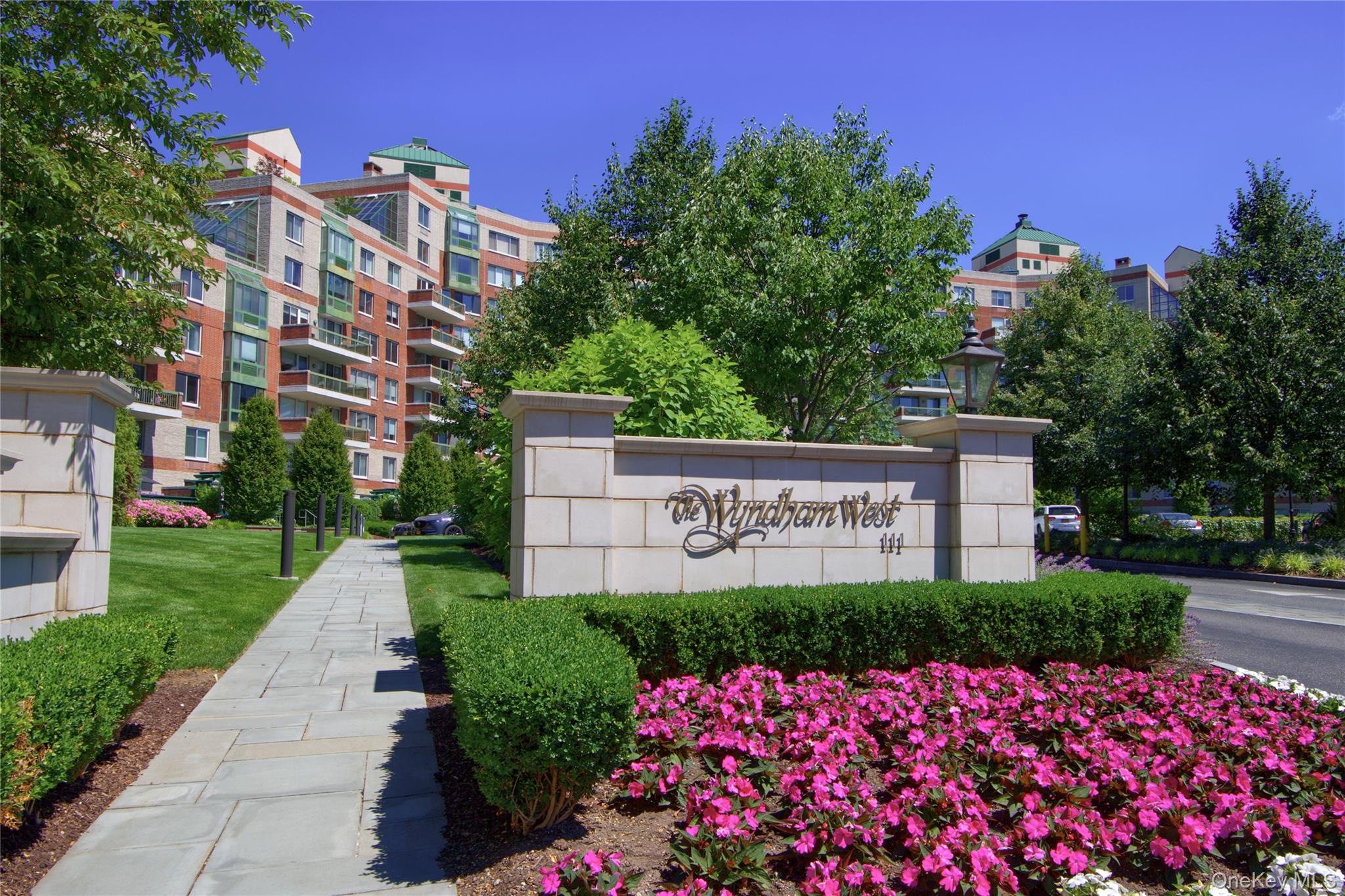 111 Cherry Valley Avenue # PH 6, Garden City, NY 11530