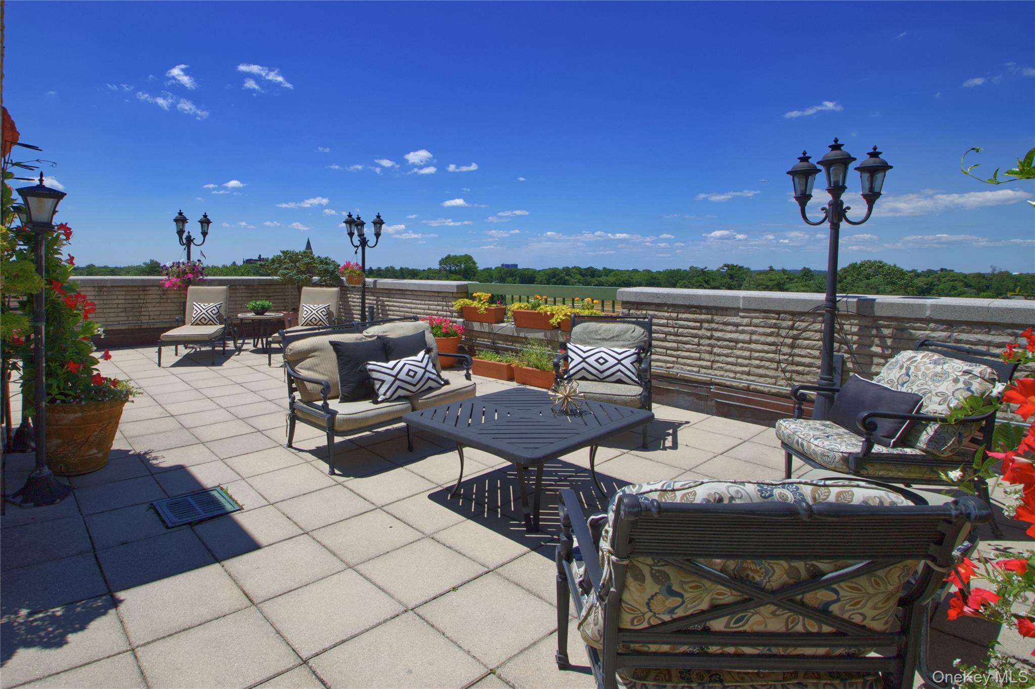 111 Cherry Valley Avenue # PH 6, Garden City, NY 11530