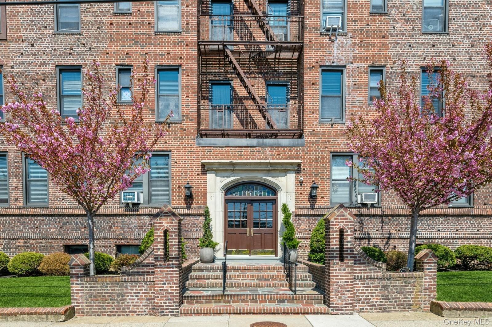 12 Hempstead Ave # 4D, Rockville Centre, NY 11570