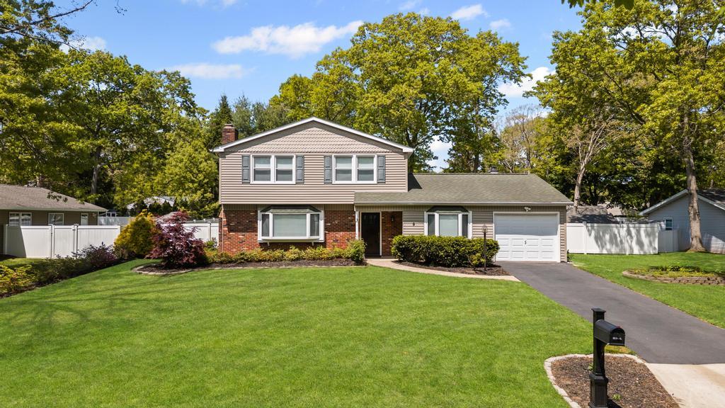 9 Welbourn Lane, Coram, NY 11727