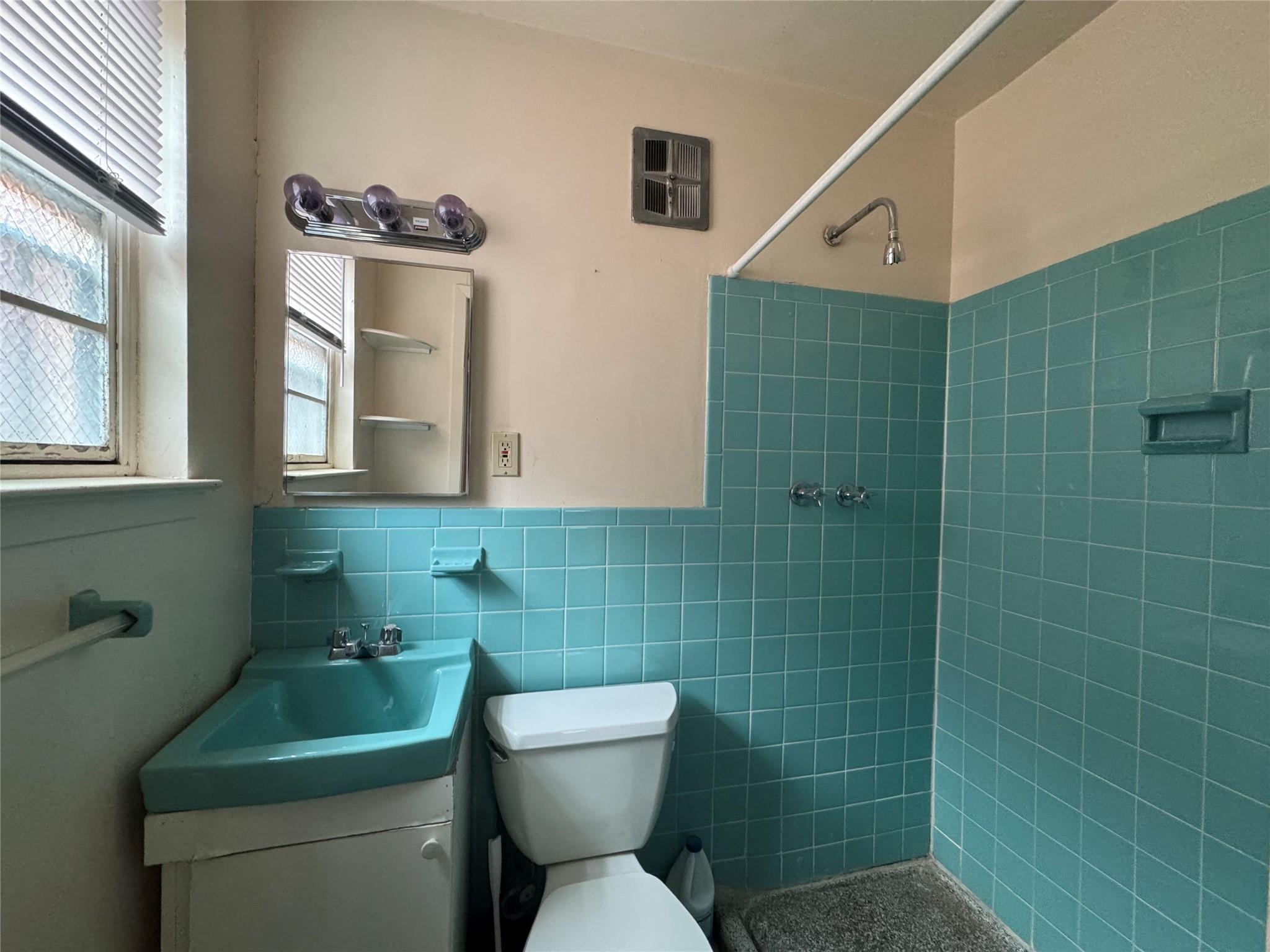 87-66 52 Avenue, Elmhurst, NY 11373