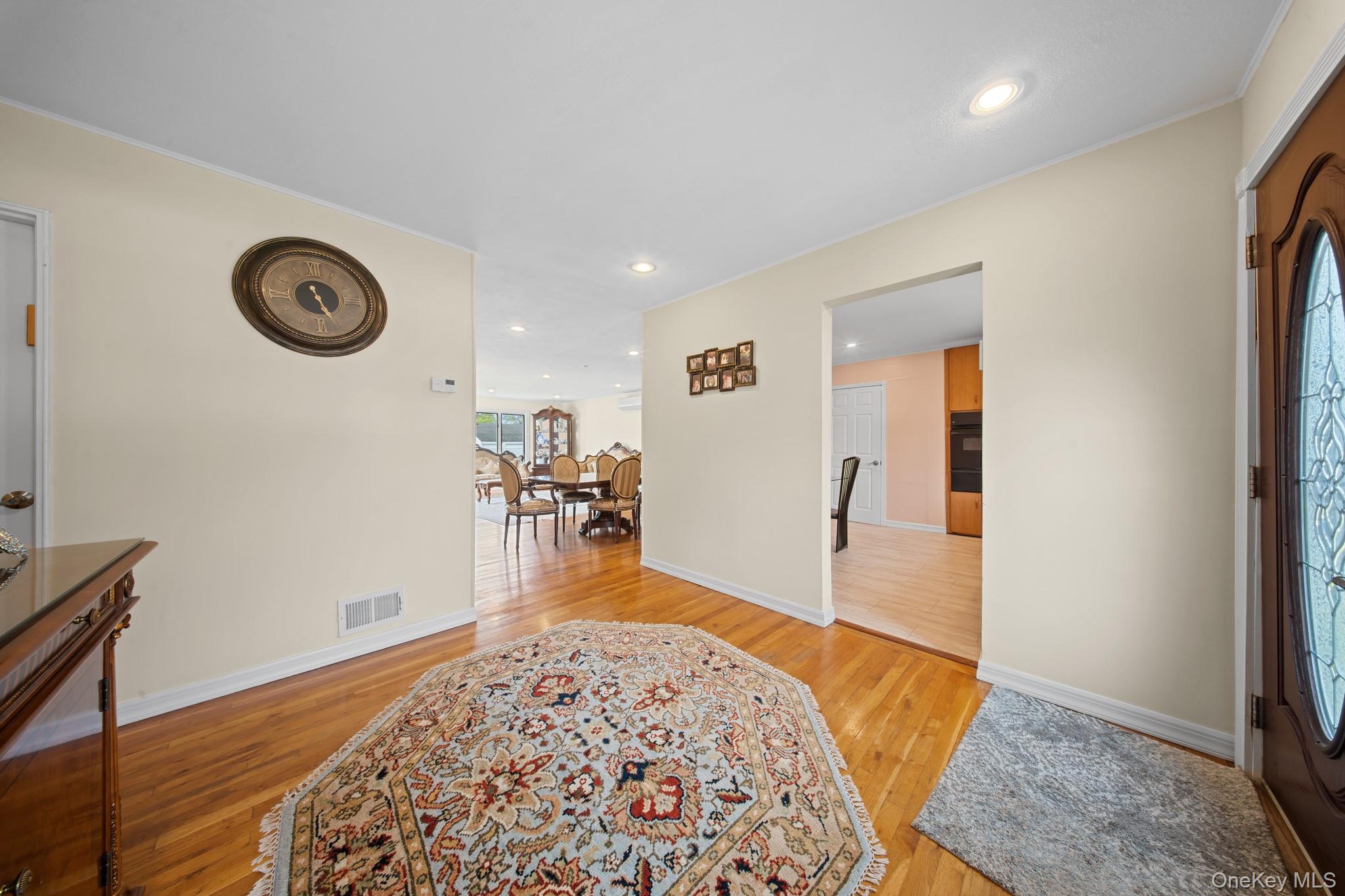 21 Peter Lane, Plainview, NY 11803