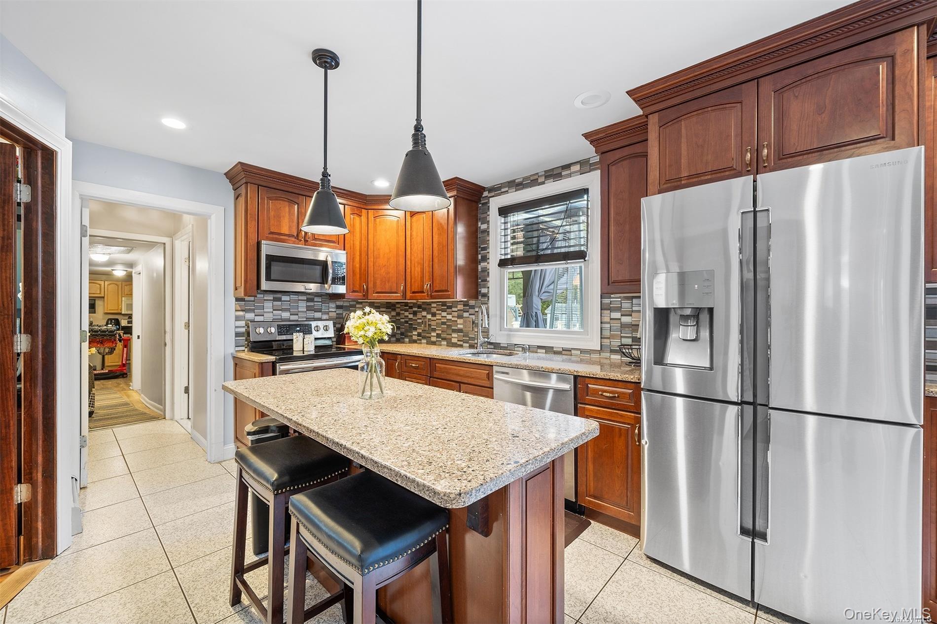 21 Victoria Lane, Manorville, NY 11949