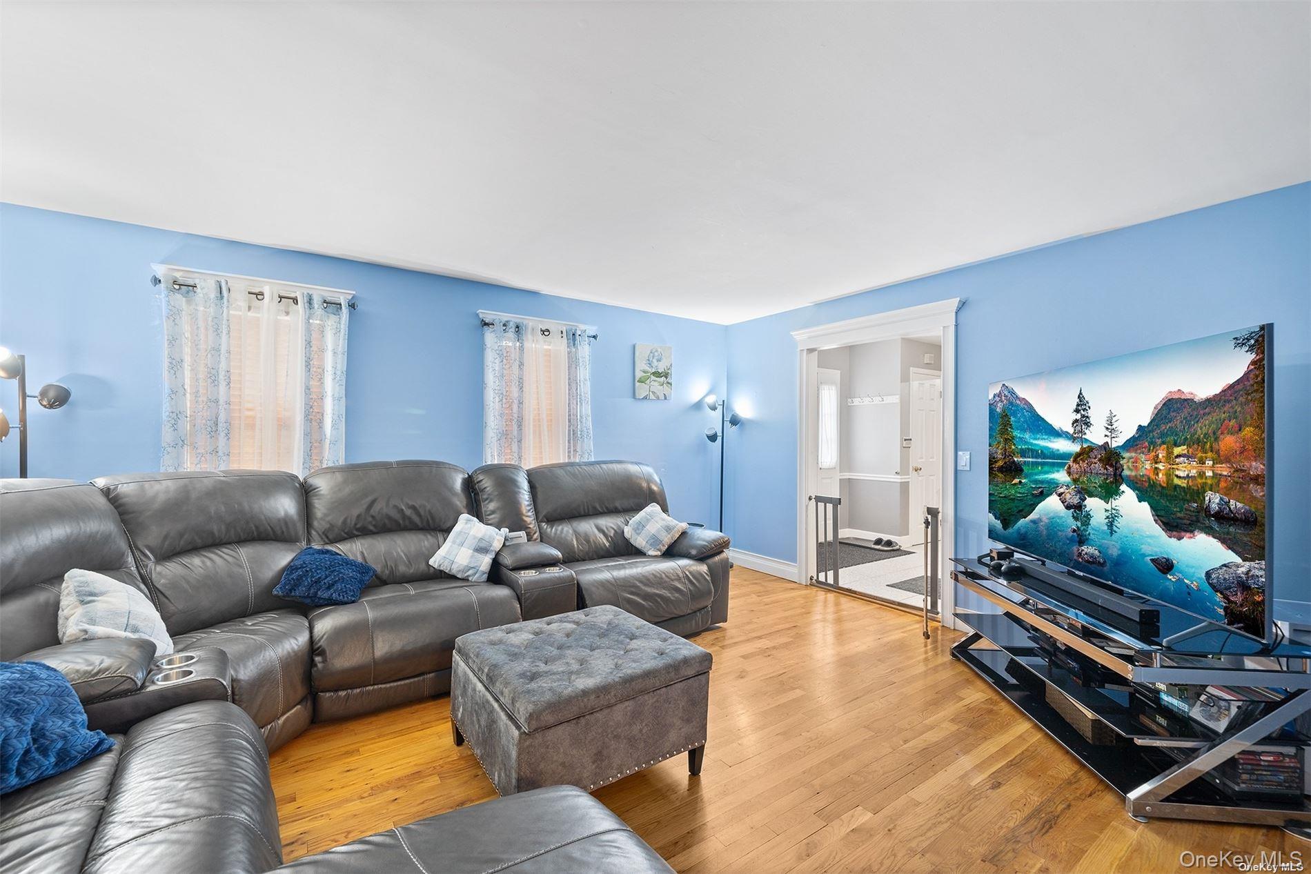 21 Victoria Lane, Manorville, NY 11949