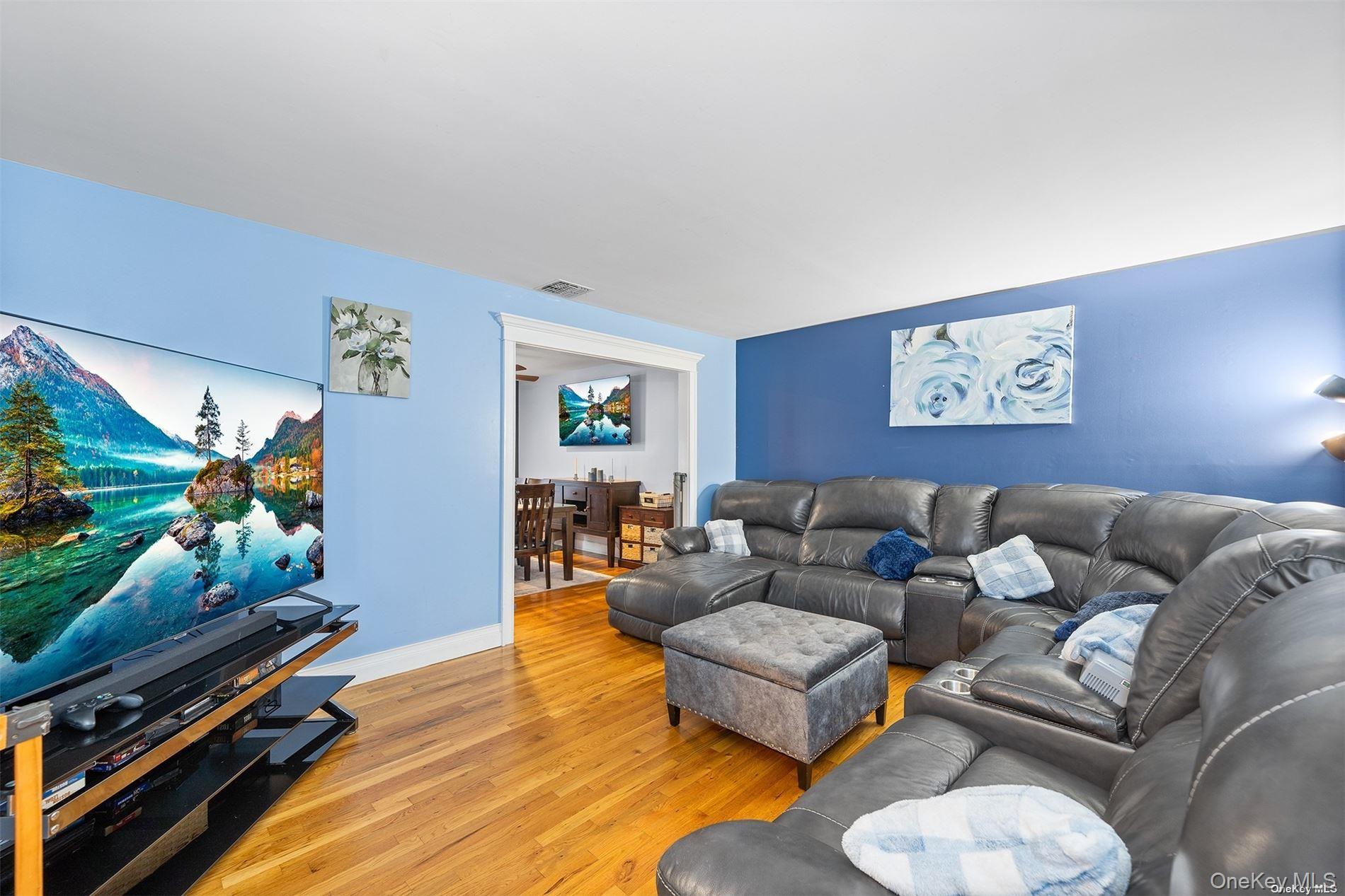 21 Victoria Lane, Manorville, NY 11949