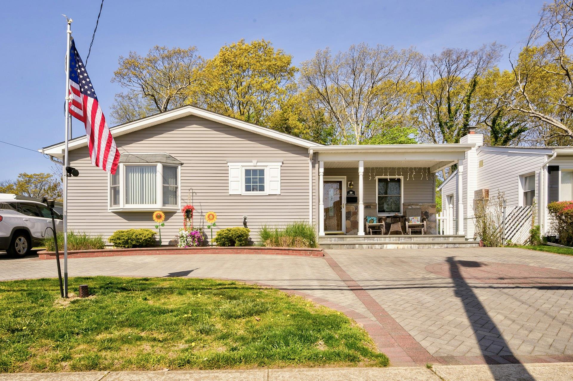 38 PARK Lane, Massapequa, NY 11758