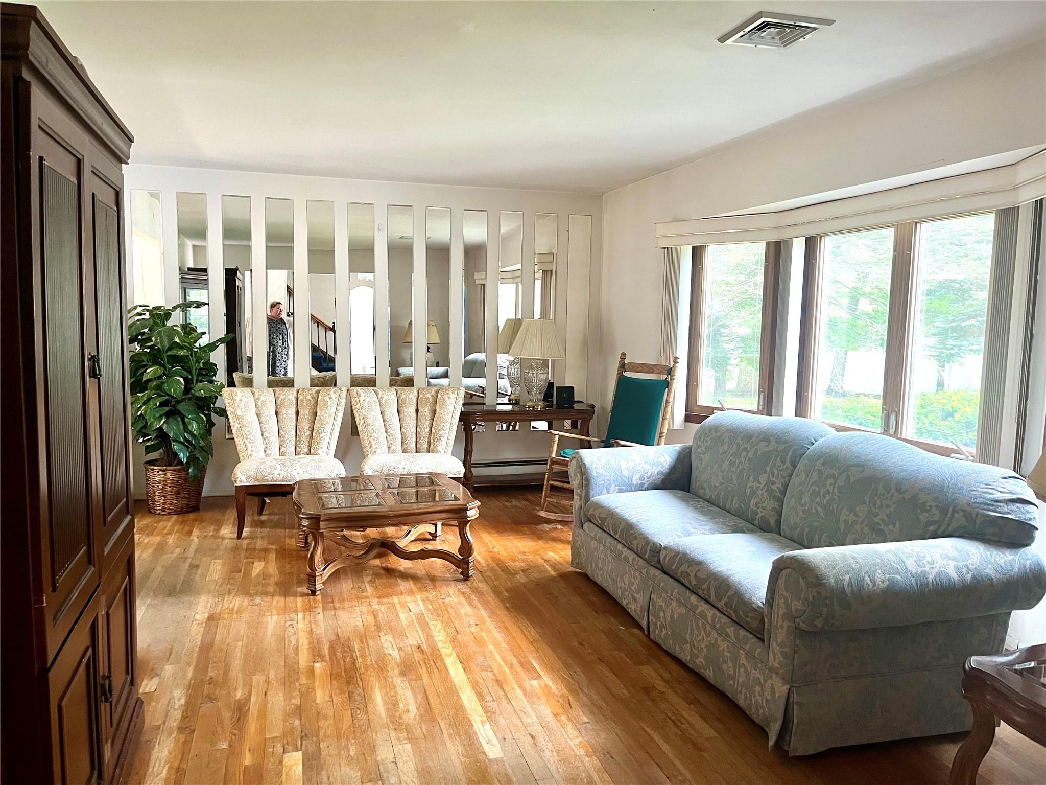 9 Nolan Court, Hauppauge, NY 11788