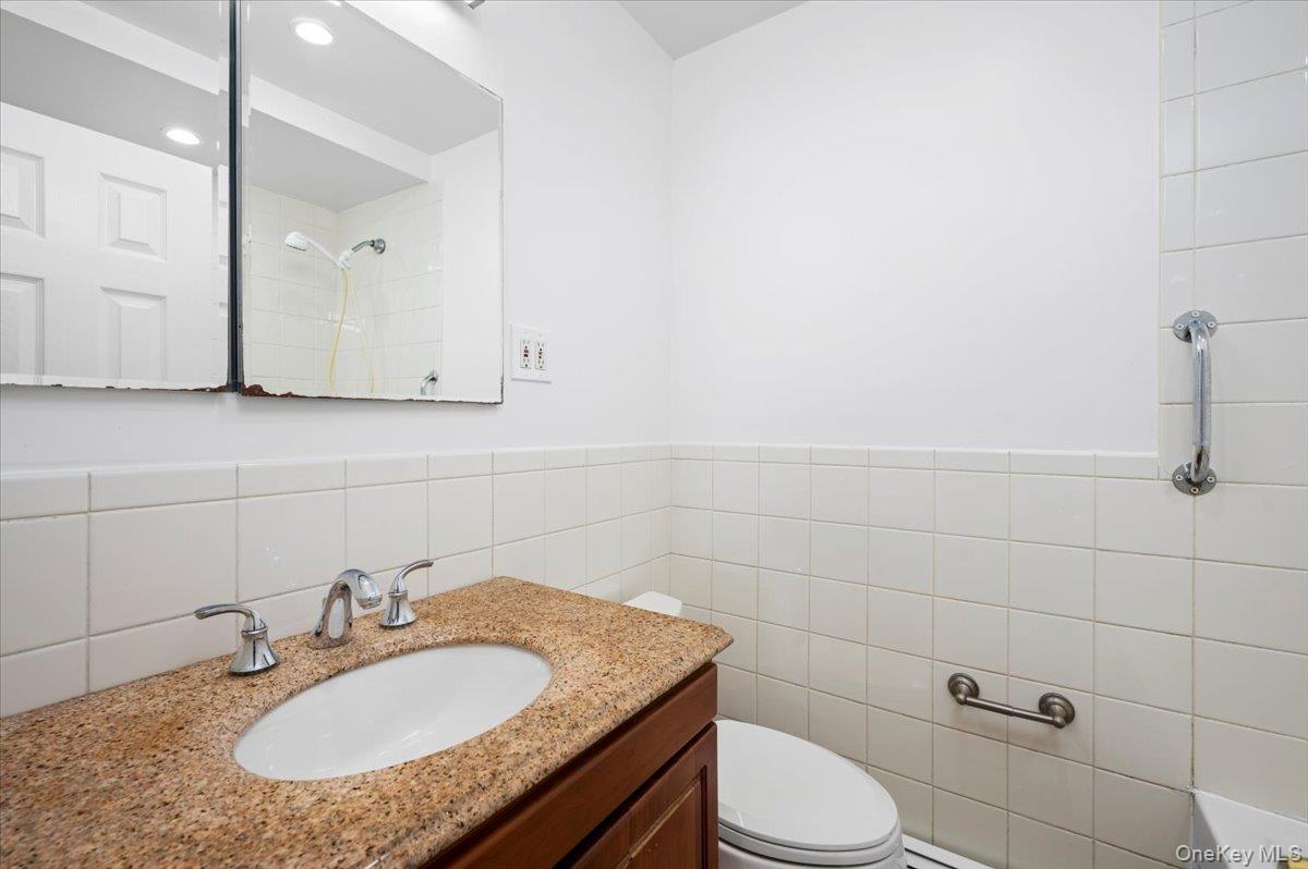 540 Throggs Neck Expressway, Bronx, NY 10465