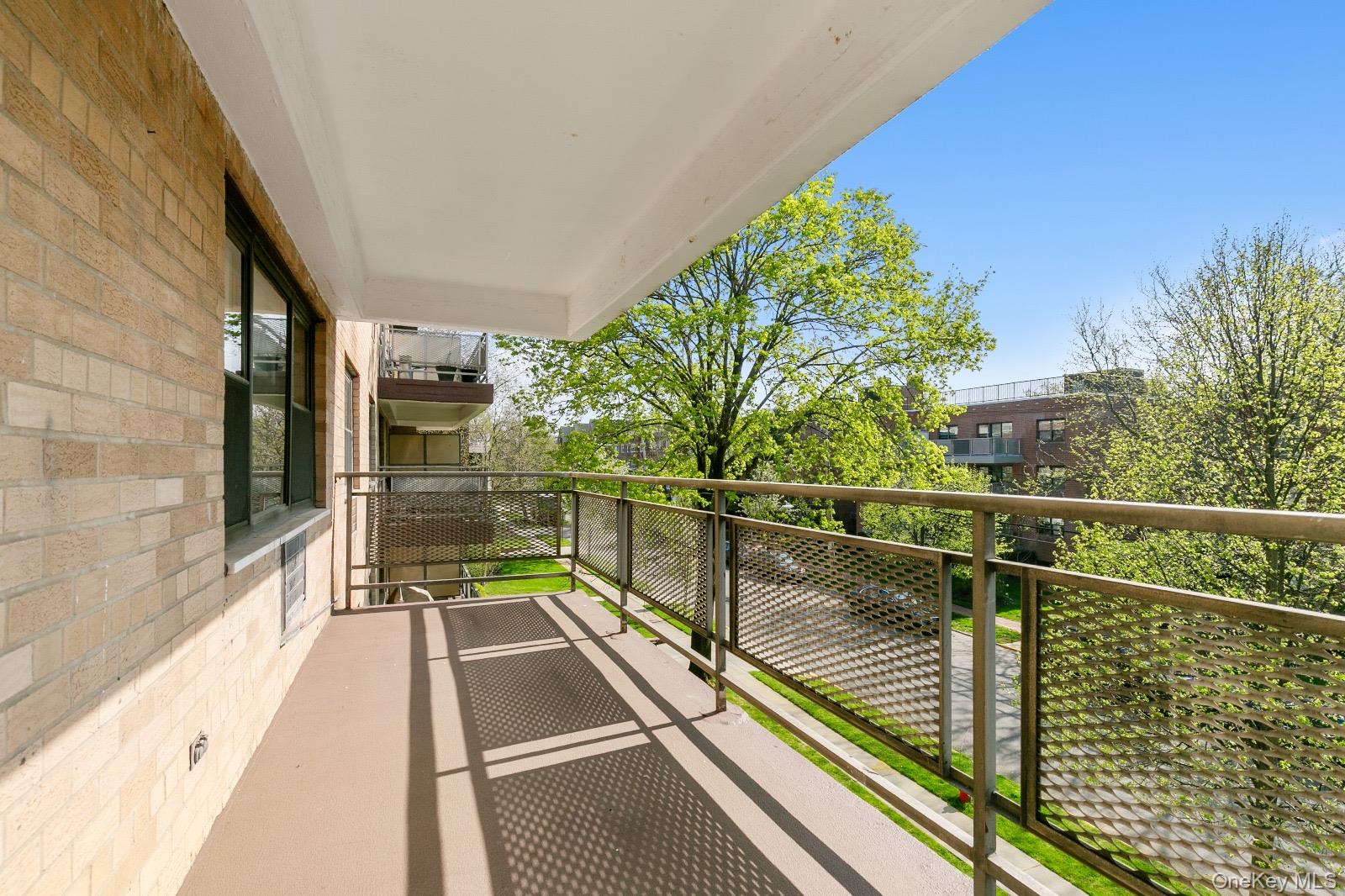 40 Stoner Avenue # 2F, Great Neck Plaza, NY 11021