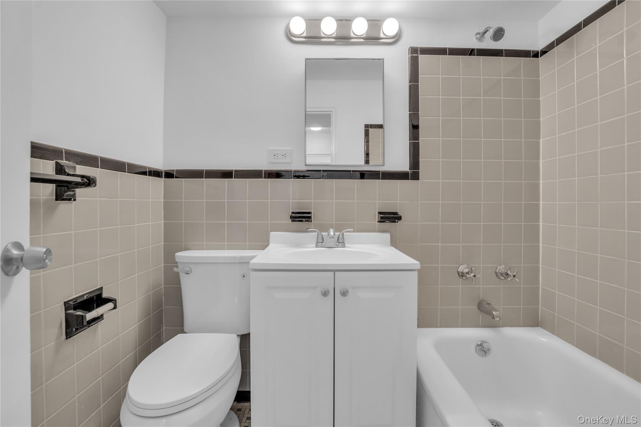 21-55 34th Ave # 3C, Astoria, NY 11106