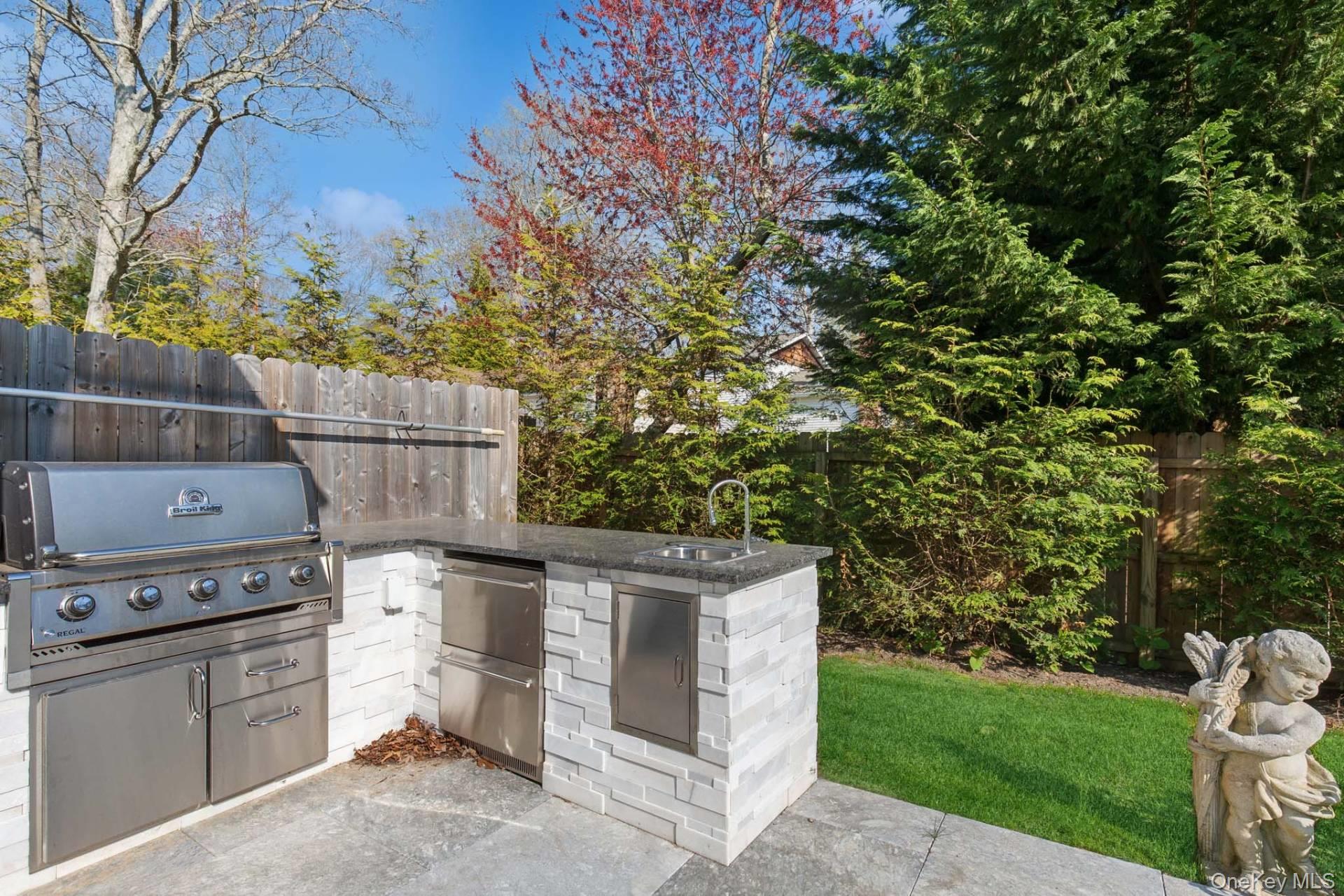 14 Oak Grove Road, Southampton, NY 11968