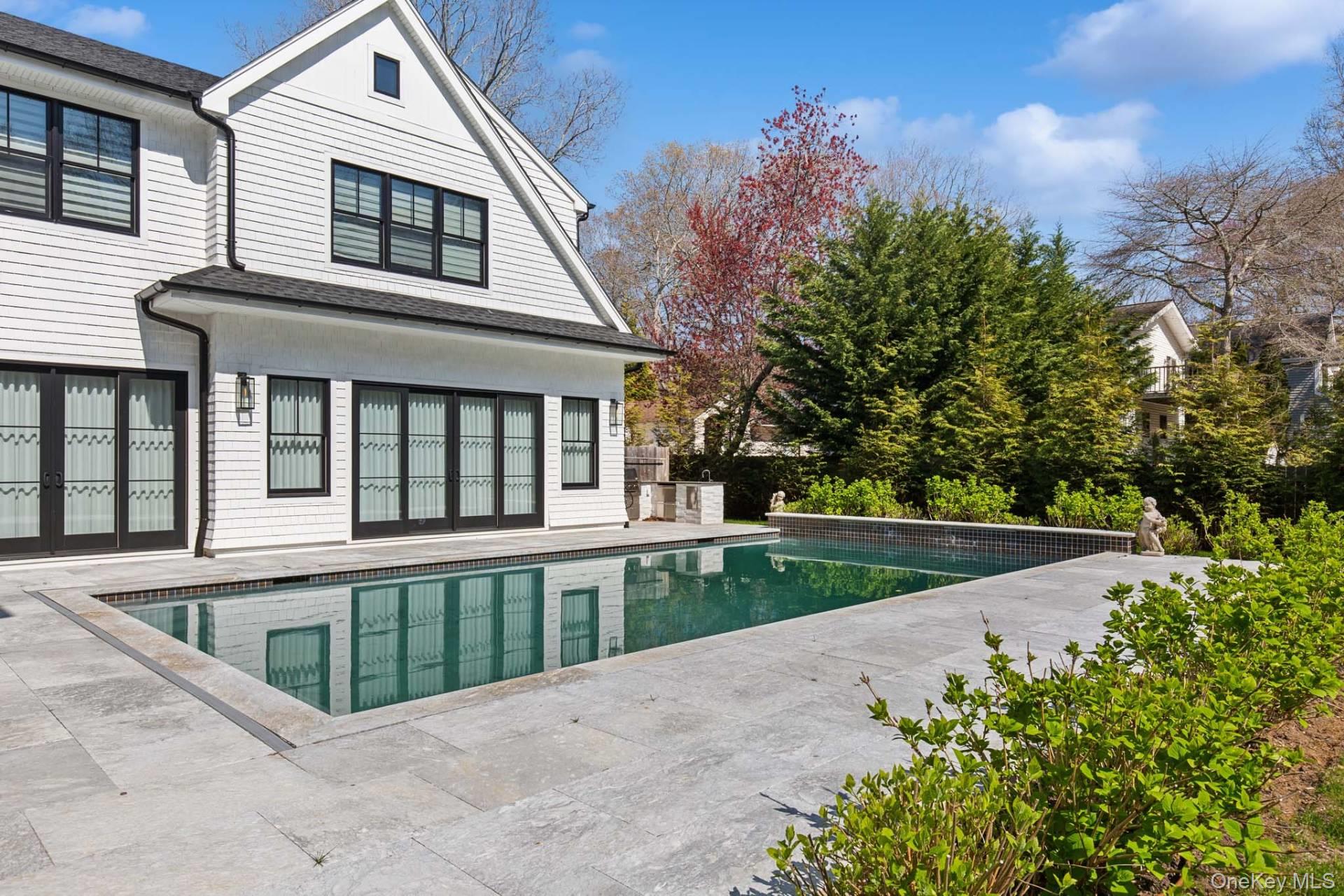 14 Oak Grove Road, Southampton, NY 11968