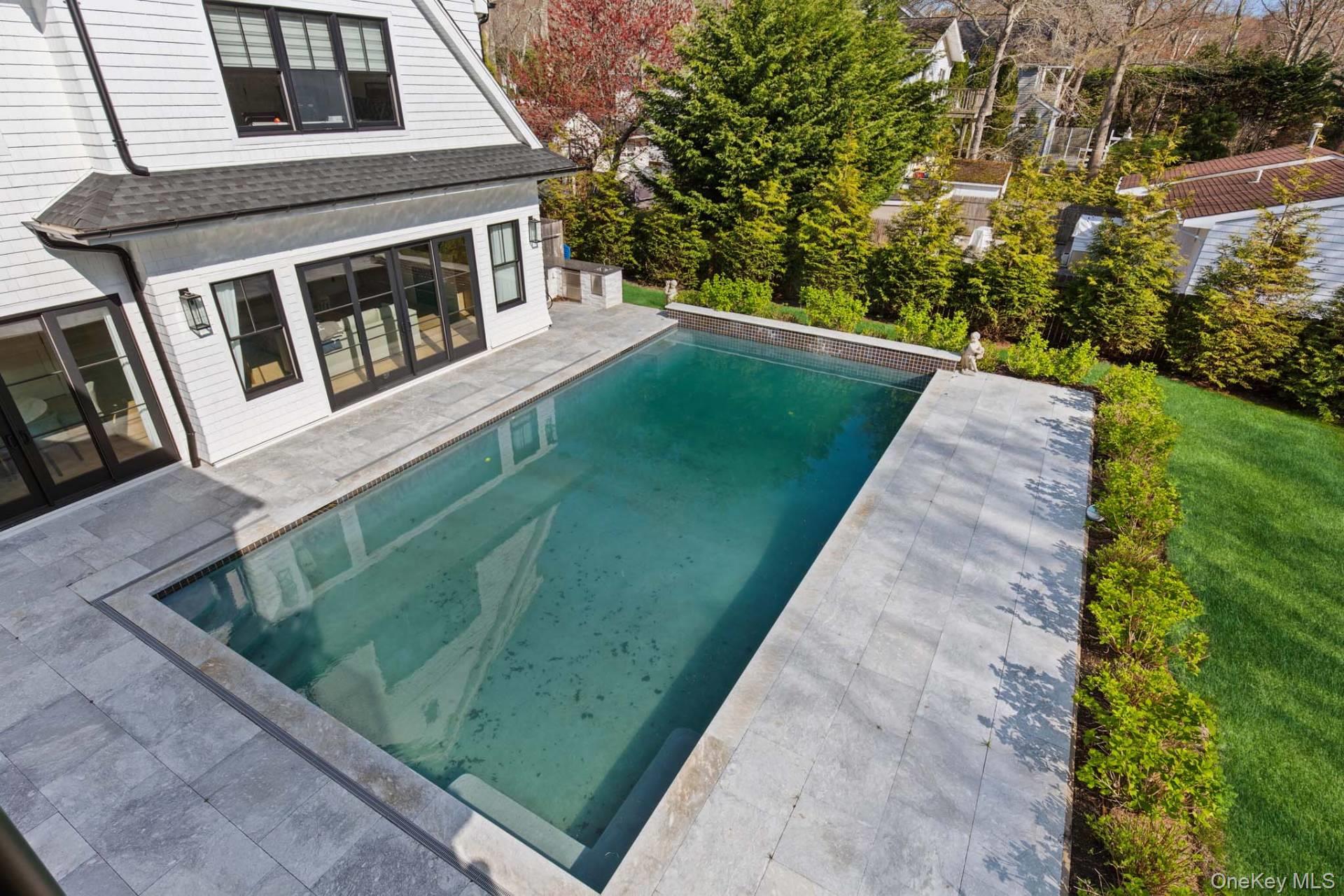 14 Oak Grove Road, Southampton, NY 11968