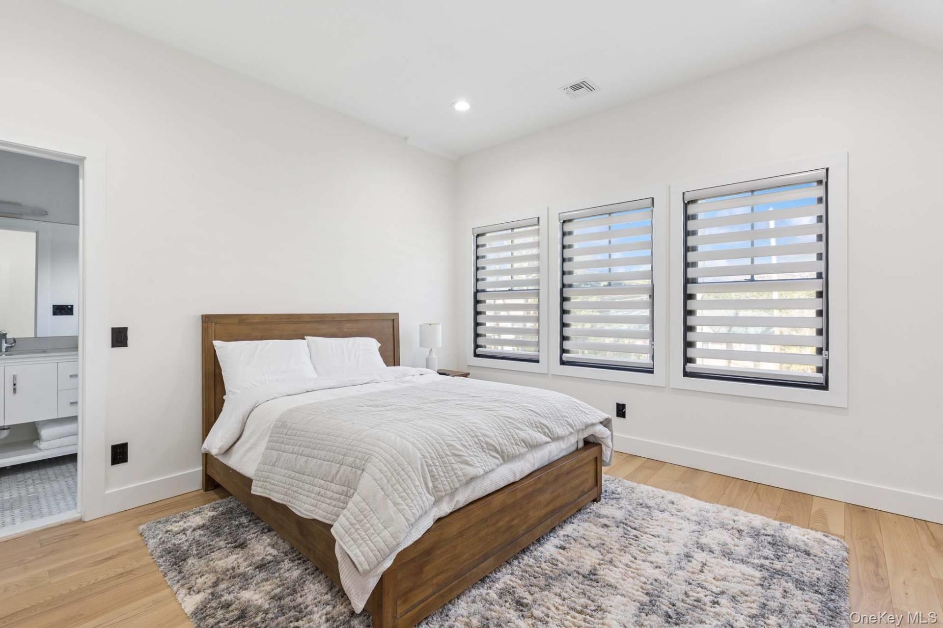 14 Oak Grove Road, Southampton, NY 11968