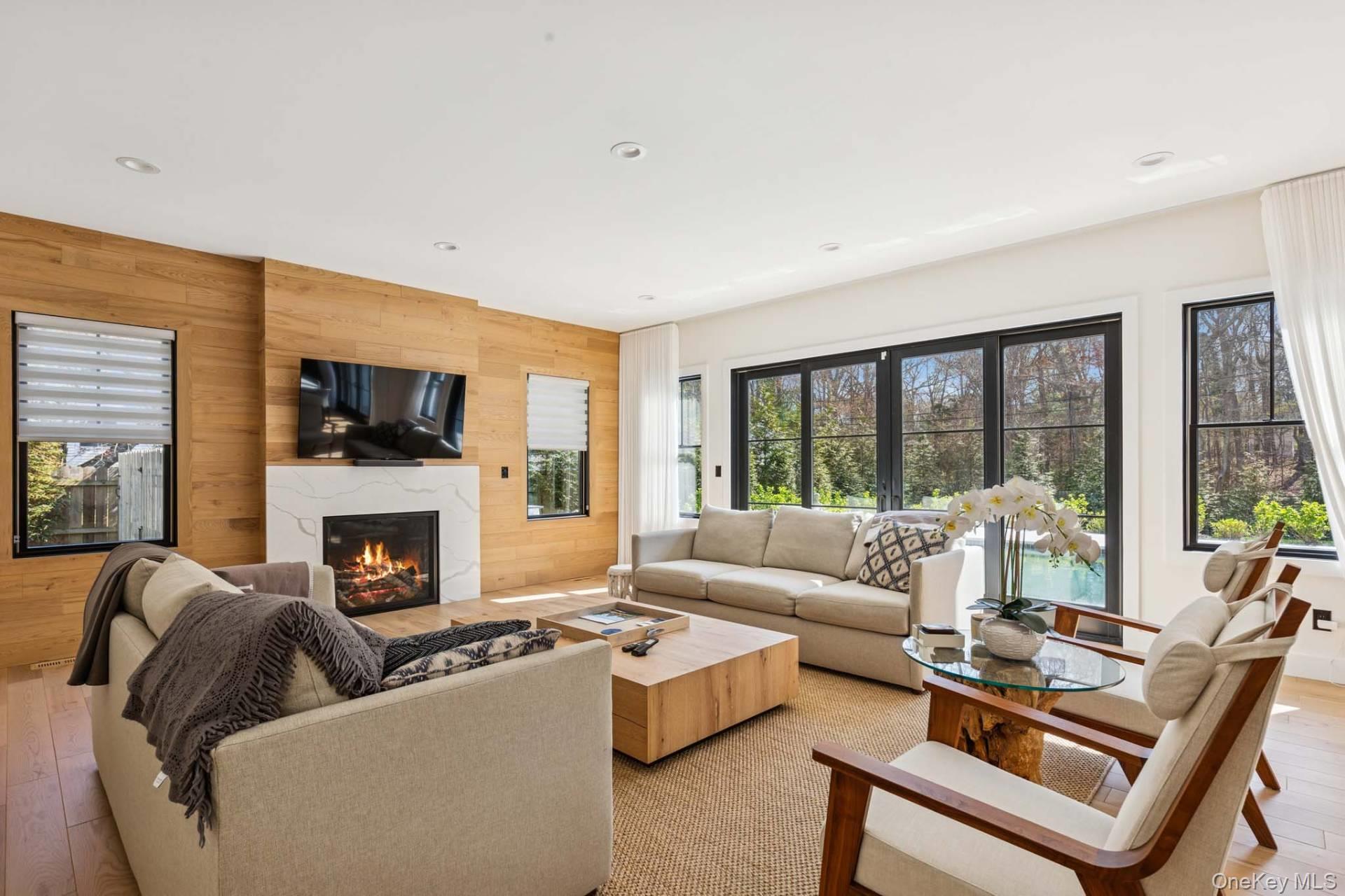 14 Oak Grove Road, Southampton, NY 11968