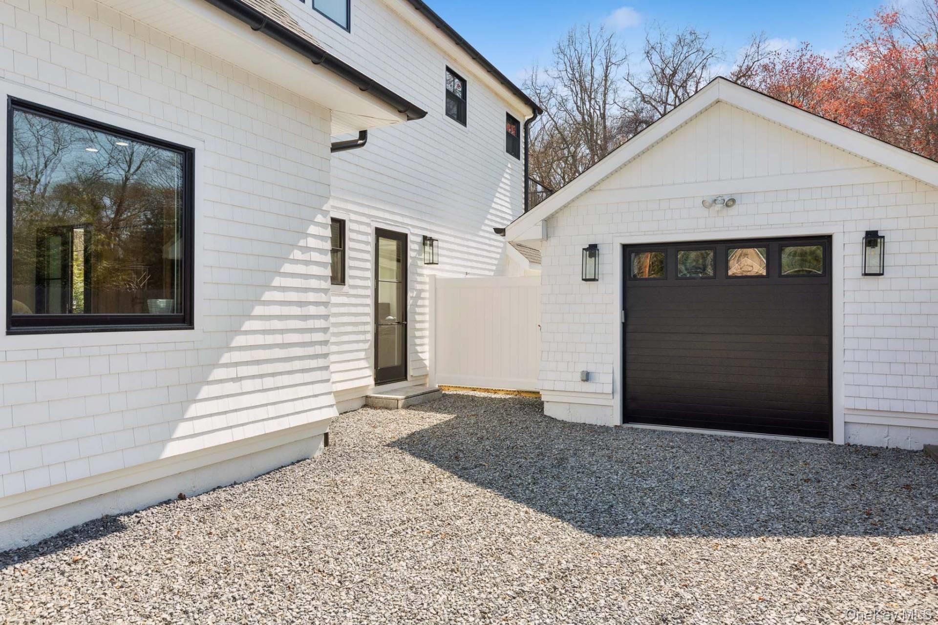 14 Oak Grove Road, Southampton, NY 11968