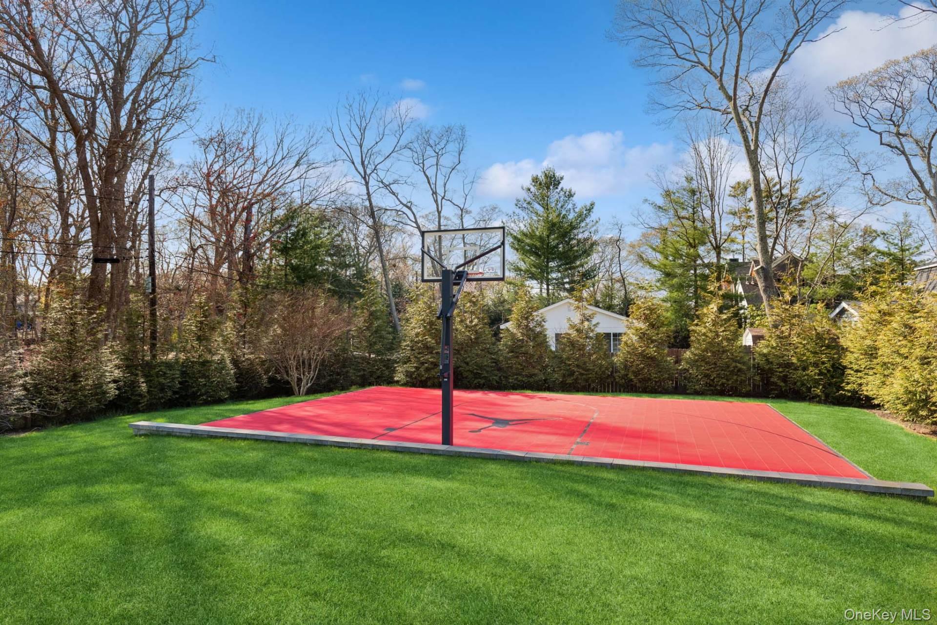 14 Oak Grove Road, Southampton, NY 11968