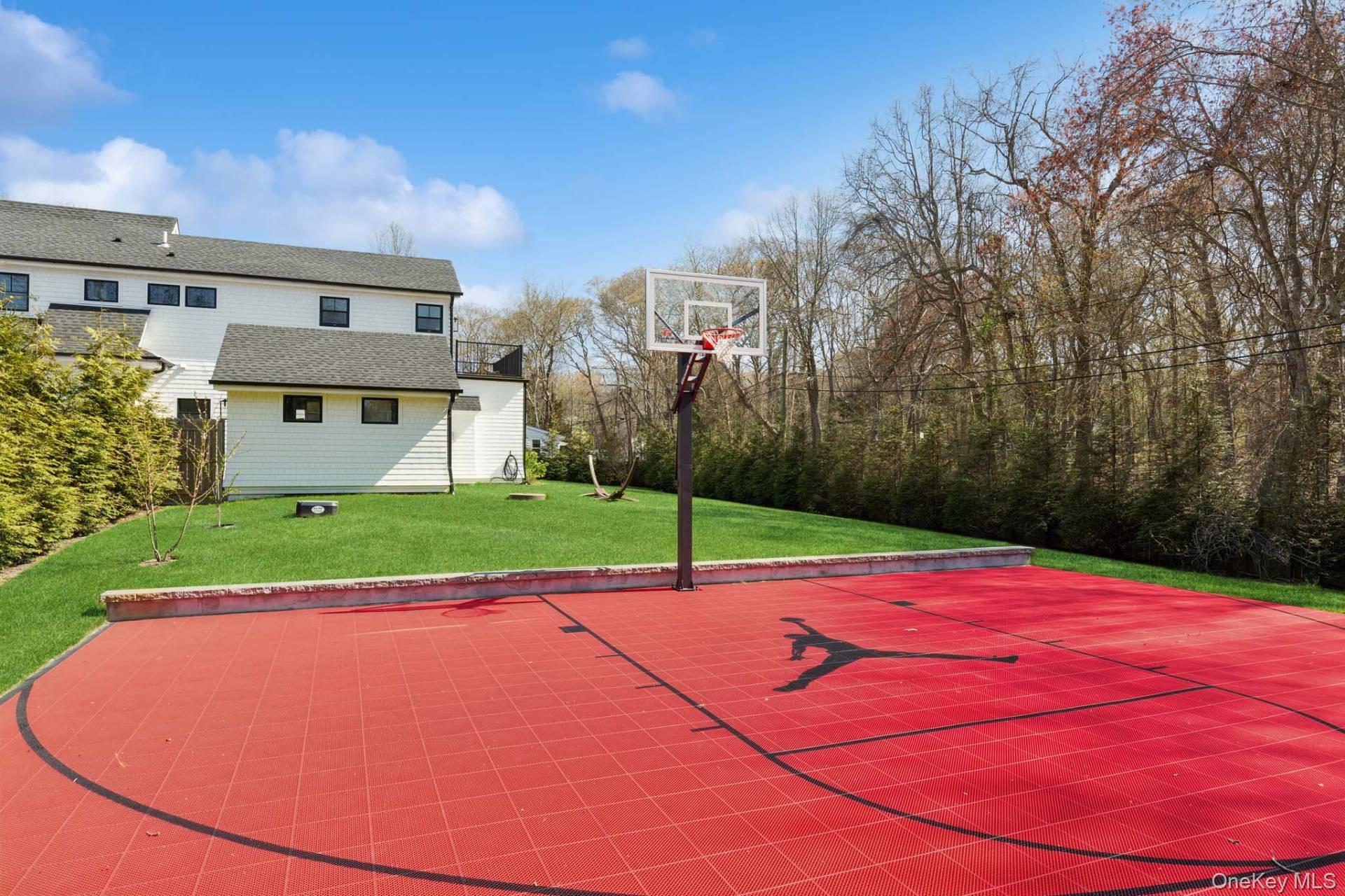 14 Oak Grove Road, Southampton, NY 11968