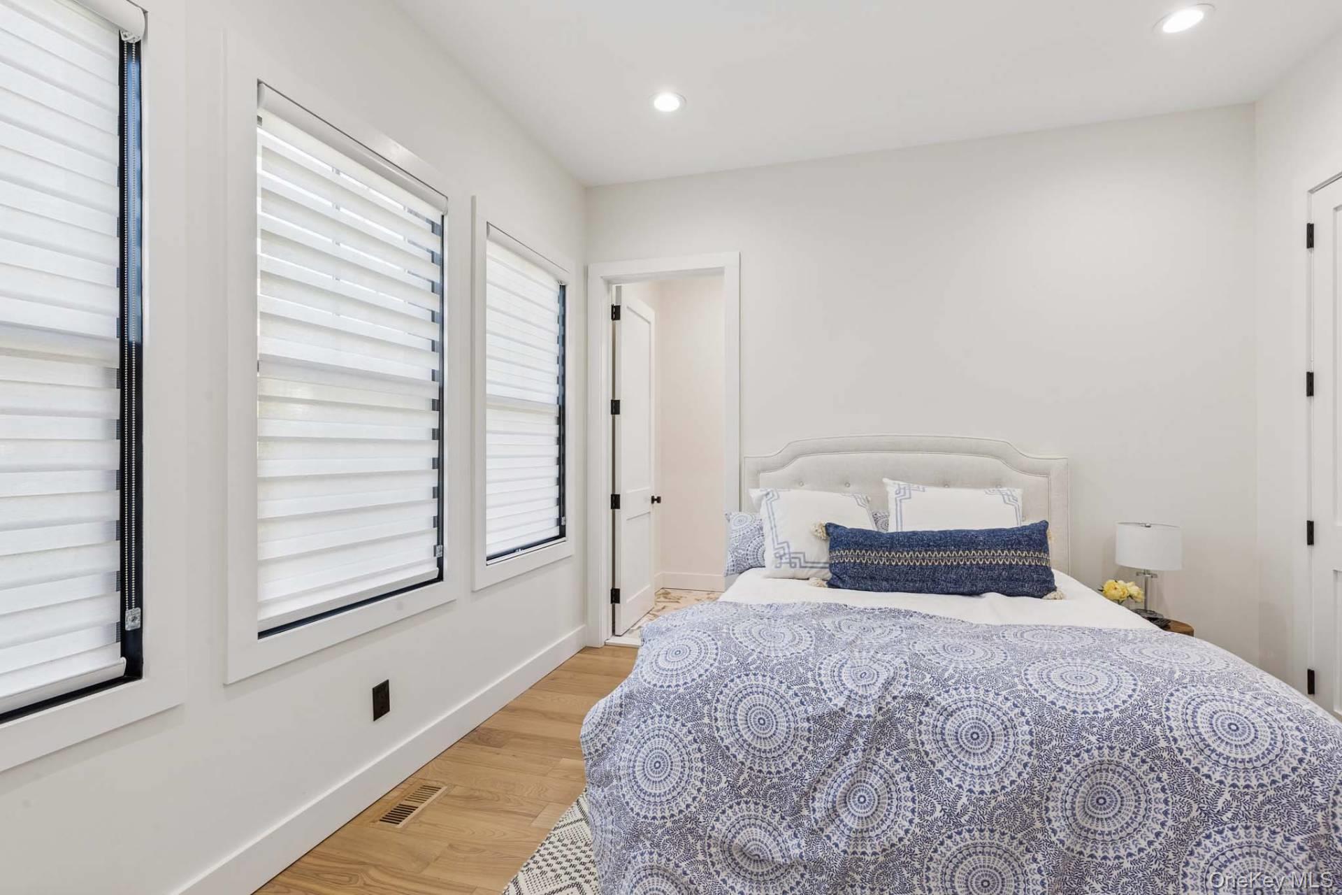 14 Oak Grove Road, Southampton, NY 11968