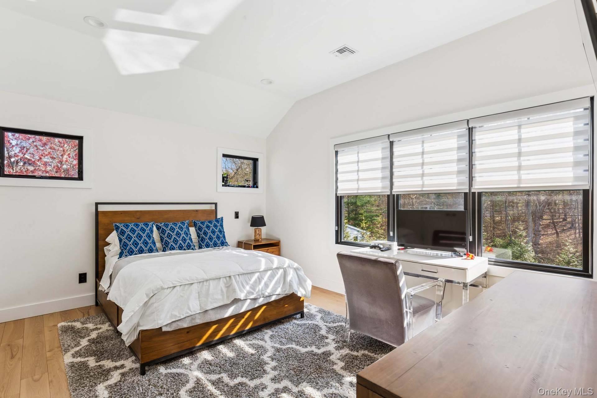 14 Oak Grove Road, Southampton, NY 11968