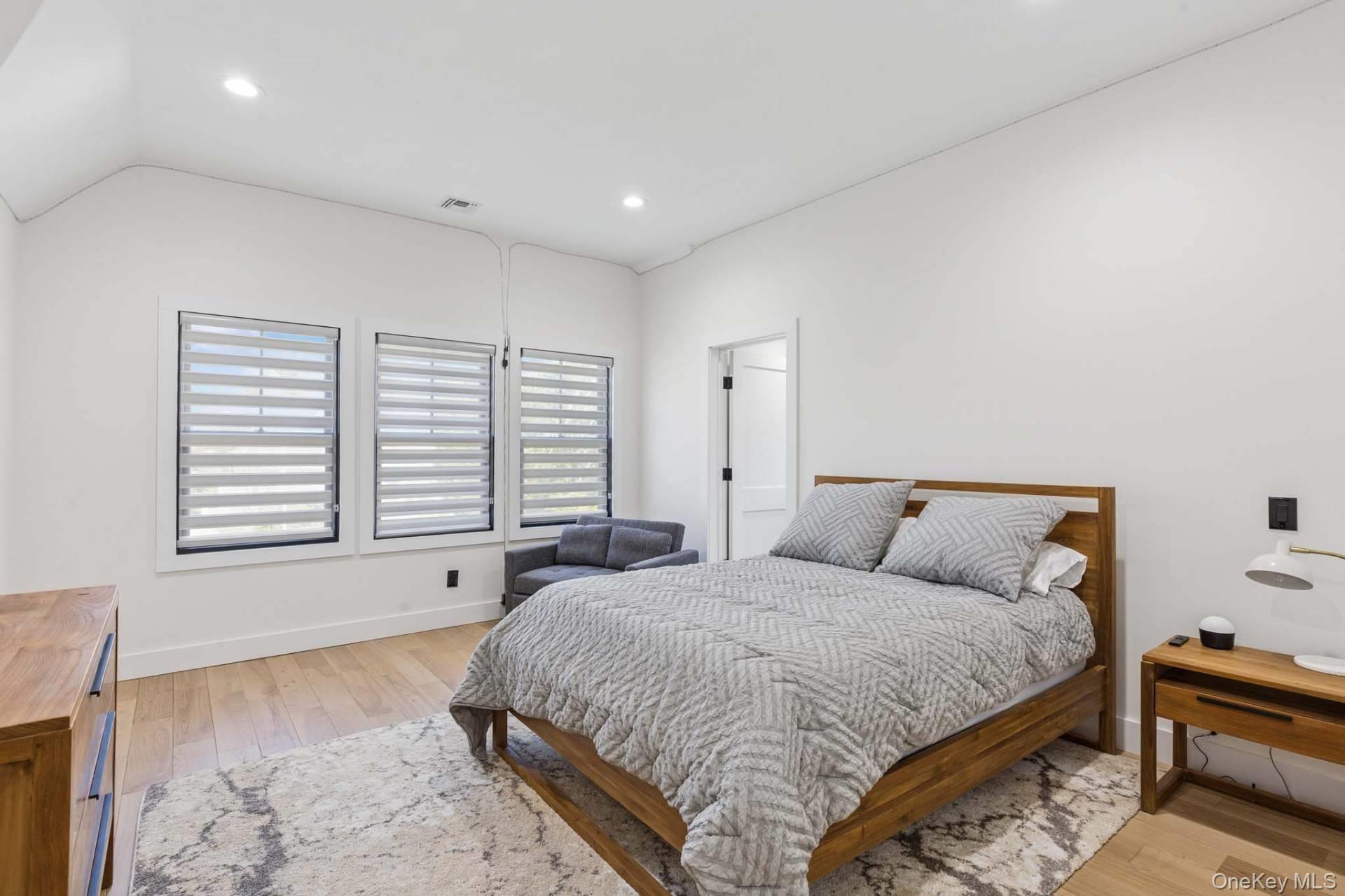 14 Oak Grove Road, Southampton, NY 11968